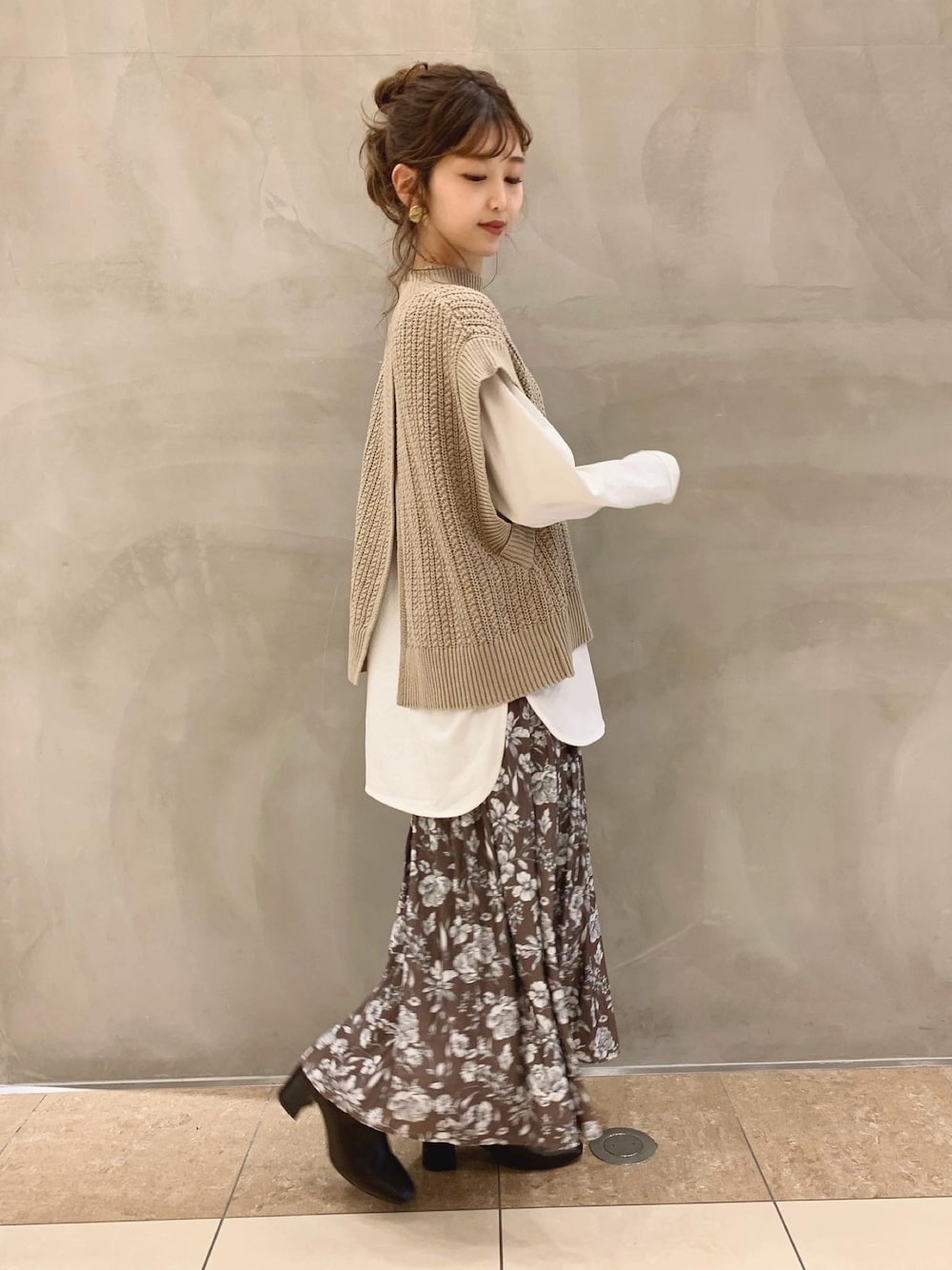 「秋のマイ旬スタイル、秋服、秋コーデ、ニットベスト、ベスト、くすみカラー、フレアスカート、花柄スカート、休日スタイル、オトナ女子」｜「OZOCの[洗える]バックスリットニットベスト（ベスト、ベージュ系）」を使った、清水夏姫さん（レディース・160cm）の秋コーディネートの1枚目の写真
