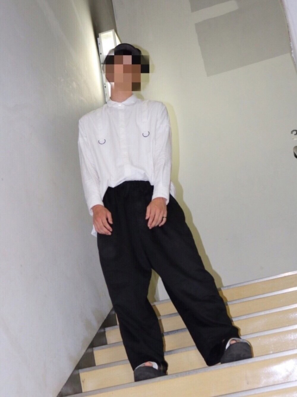 「シンプルコーデ、ワイドパンツ、おしゃれさんと繋がりたい、モード、シャリーフ(SHAREEF)、モノトーンコーデ、ootd、タックイン、白シャツ」｜「SHAREEFのC/R TWILL BONDAGE SHIRTS（シャツ/ブラウス、ホワイト系）」を使った、tsubasaさん（メンズ・176cm）の夏コーディネートの1枚目の写真