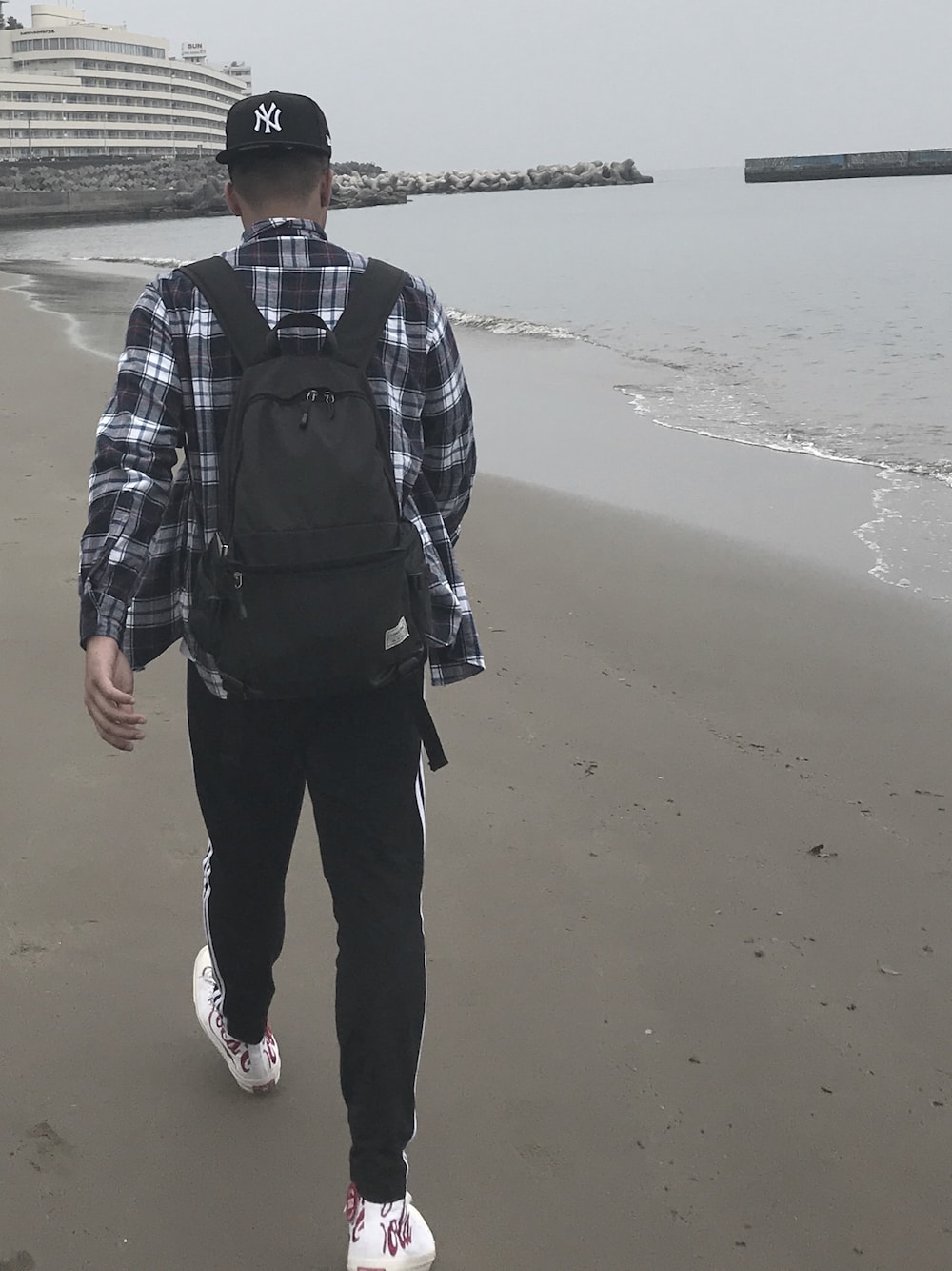 「converse、adidas originals、NEW ERA、kith、cokecola、lativ」｜「GUのアイテム（バックパック/リュック、ブラック系）」を使った、張聖鴻さん（メンズ・176cm）の秋コーディネートの1枚目の写真
