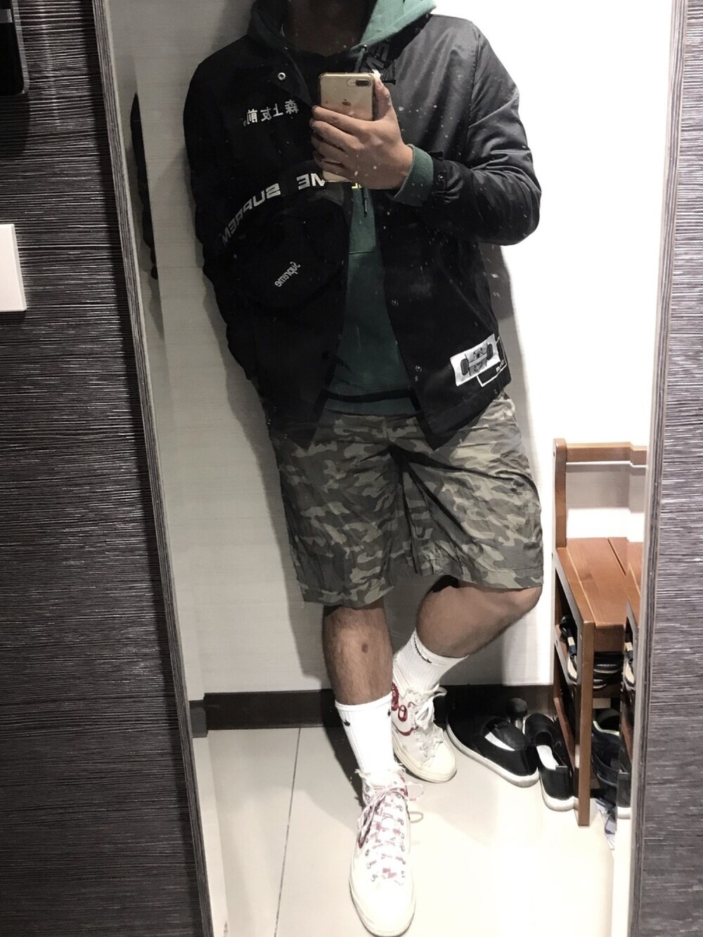 「ootd、秋服、converse、kith、H&M、supreme」｜「NETのアイテム（カーゴパンツ、グリーン系）」を使った、張聖鴻さん（メンズ・176cm）の秋コーディネートの1枚目の写真
