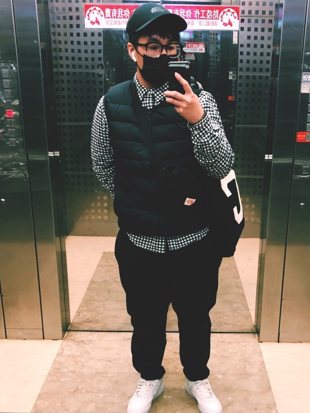 「TAIPEI」｜「DANTONのアイテム（ショルダーバッグ、ブラック系）」を使った、chris3133さん（キッズ・164cm）の冬コーディネートの1枚目の写真