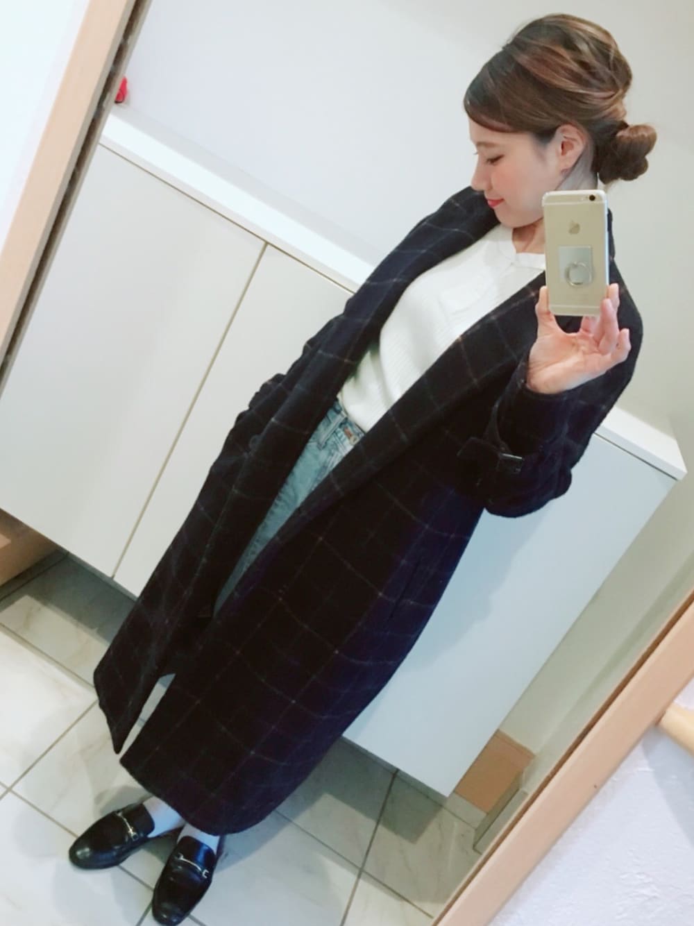 ブルー系のデニムパンツ、ブルー系のチェスターコート、ホワイト系のTシャツ/カットソーを着用したレディースの冬コーディネートの1枚目の写真