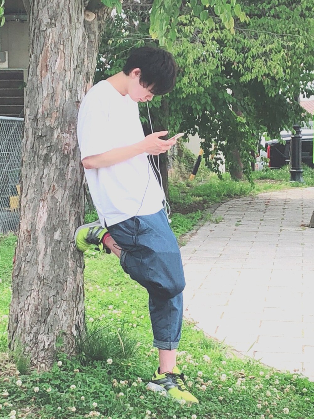 「GUのアイテム（Tシャツ/カットソー、ホワイト系）」を使った、まなとさん（メンズ・178cm）の夏コーディネートの1枚目の写真