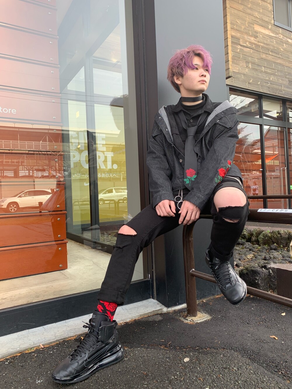 「シンプルコーデ、カジュアルコーデ、お洒落さんとつながりたい、ブラック、冬、黒スキニー、オールブラック、秋冬コーデ、ブラックコーデ、韓国ファッション」｜「Adoon plainの【kutir black】コーデュロイウルトラワイドシャツ（シャツ/ブラウス、ブラック系）」を使った、まなとさん（メンズ・181cm）の秋コーディネートの1枚目の写真