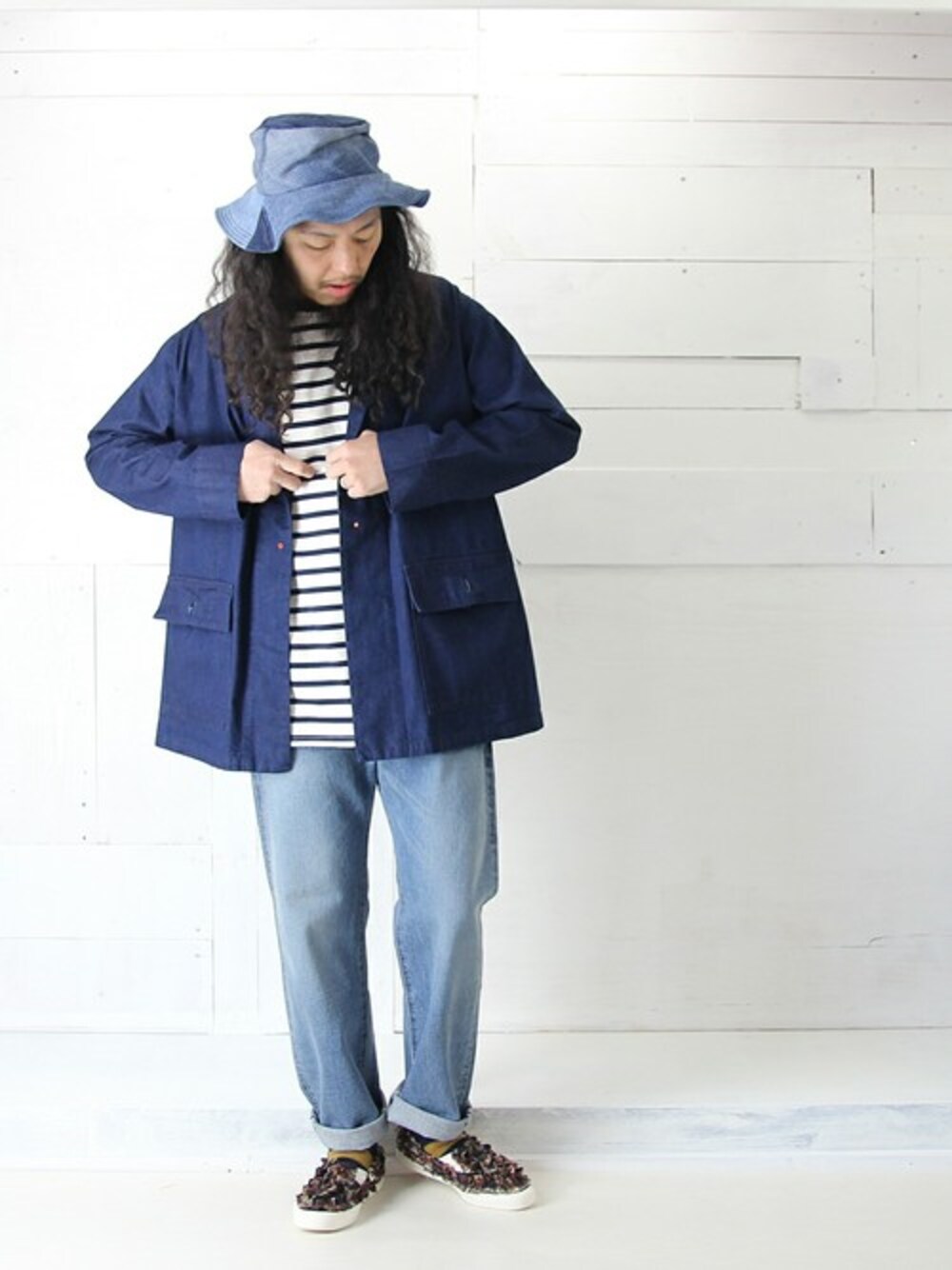 「ｋｅｌｅｎ、rehersall、デニムコート、春コーデ、VOO、デニムオンデニム、ジーパン、15jyugo、2017ss」｜「15jyugoのshirasu denim 破（デニムパンツ、ブルー系）」を使った、マッシーさん（メンズ・174cm）の冬コーディネートの1枚目の写真
