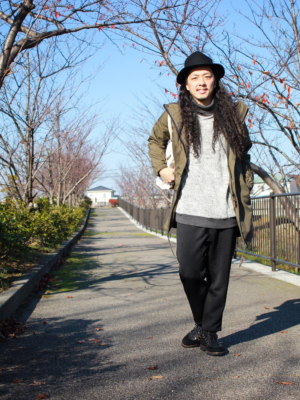 「モッズコート、タートルネック、黒パンツ、マウンテンハット、マウンテンブーツ、ｋｅｌｅｎ、masterkey 、sandglass、公園、ボストンバッグ」｜「横のアイテム（モッズコート、グリーン系）」を使った、マッシーさん（メンズ・174cm）の秋コーディネートの1枚目の写真
