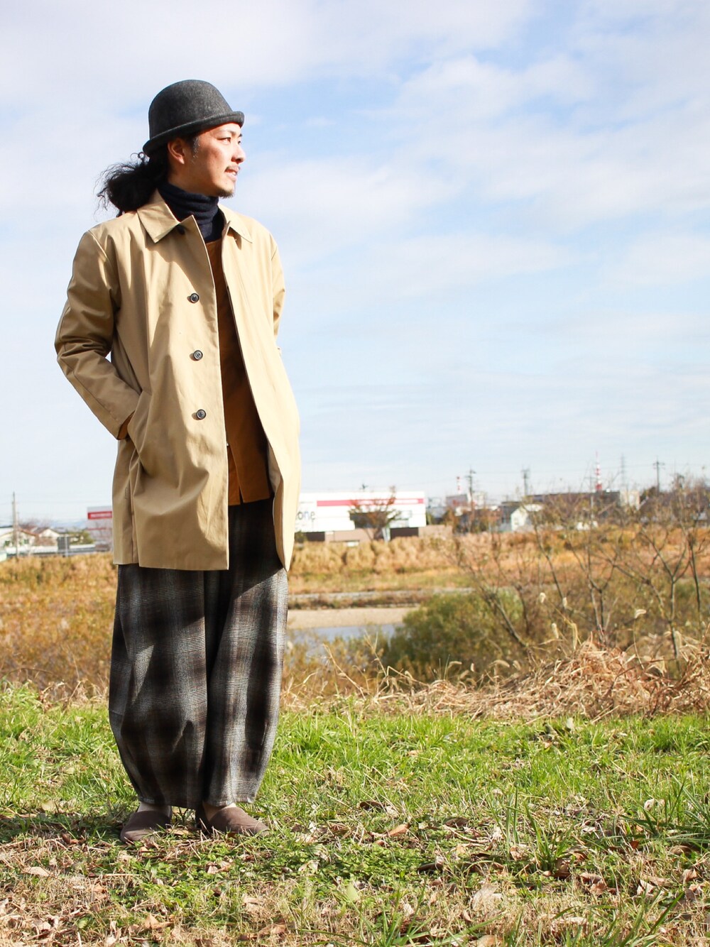 ベージュ系のステンカラーコート、ブラウン系のシャツ/ブラウスを着用したメンズの冬コーディネートの1枚目の写真