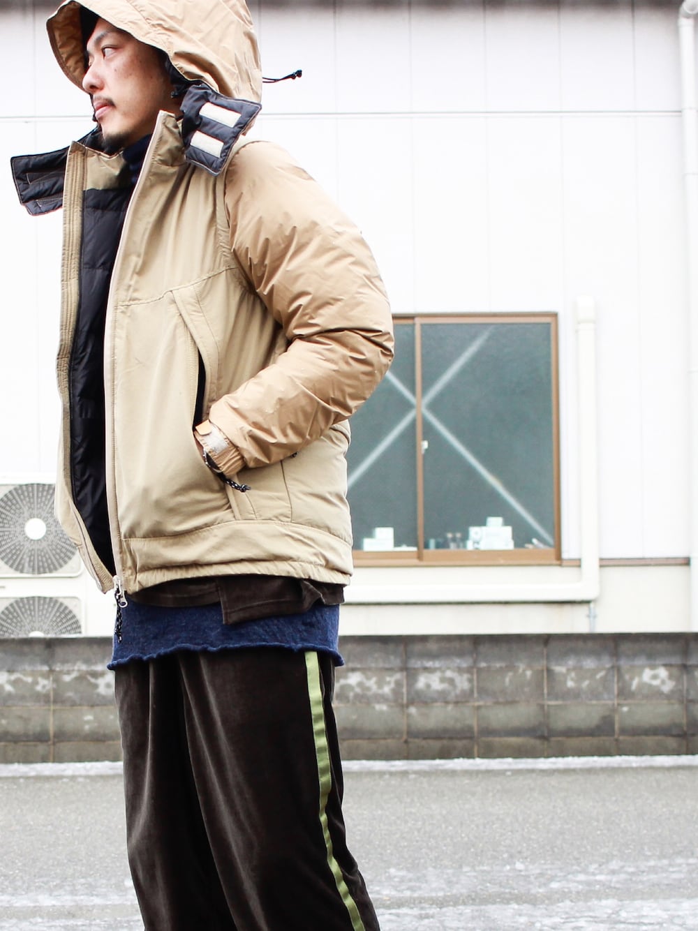 ベージュ系のダウンジャケット/コート、その他のその他トップス、その他のその他パンツを着用したメンズの冬コーディネートの1枚目の写真