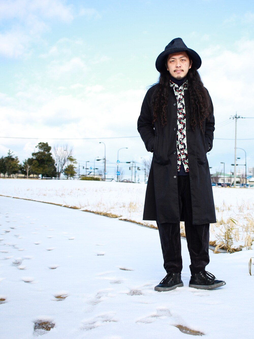 「コート、柄シャツ、花柄、ブラック、タートルネック、春物×冬物、RYU、chloro、chloro sister、Diesel」｜「横のアイテム（ステンカラーコート、ブラック系）」を使った、マッシーさん（メンズ・174cm）の冬コーディネートの1枚目の写真