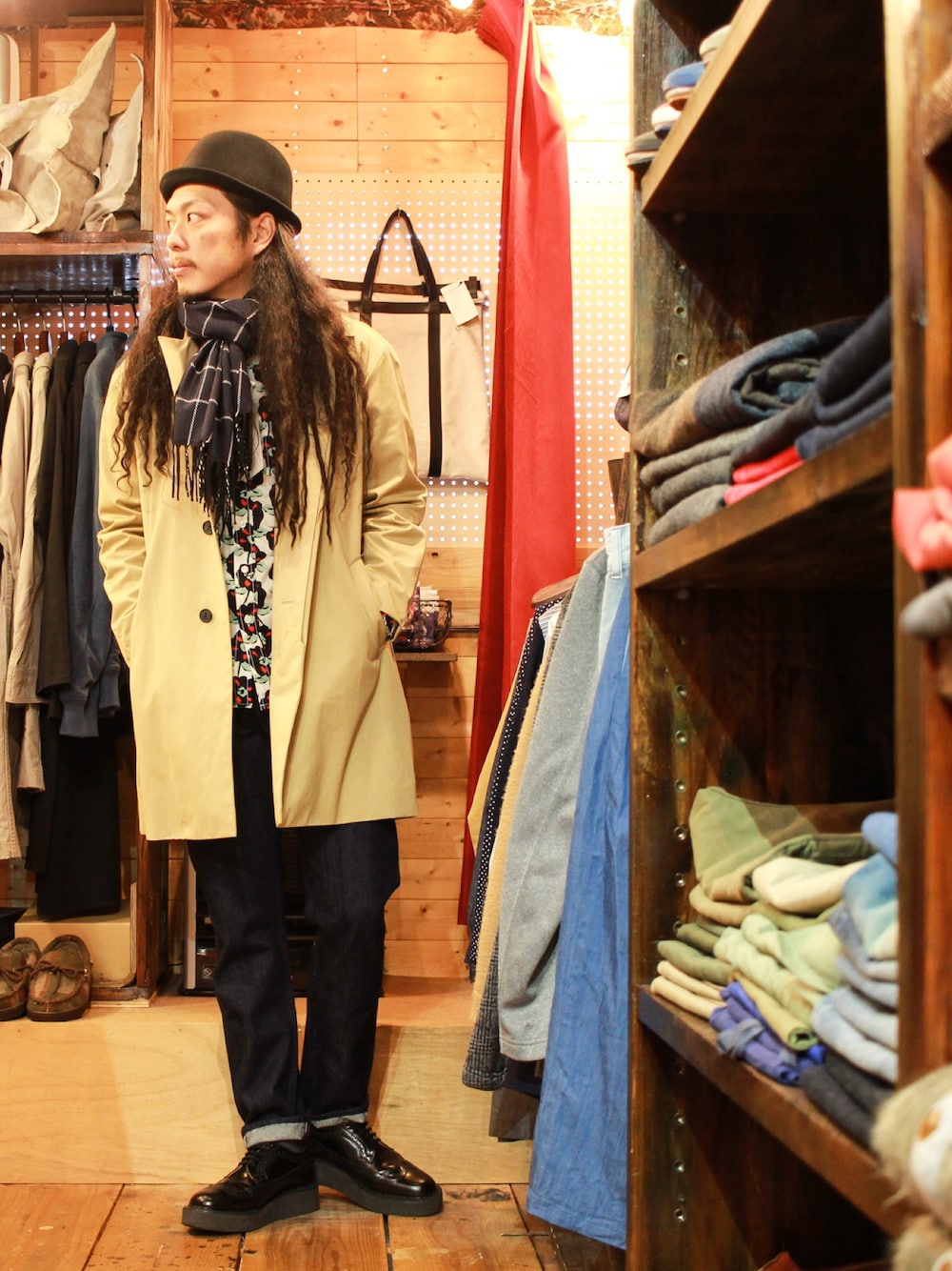 ベージュ系のステンカラーコート、ホワイト系のシャツ/ブラウス、ブルー系のデニムパンツを着用したメンズの冬コーディネートの1枚目の写真