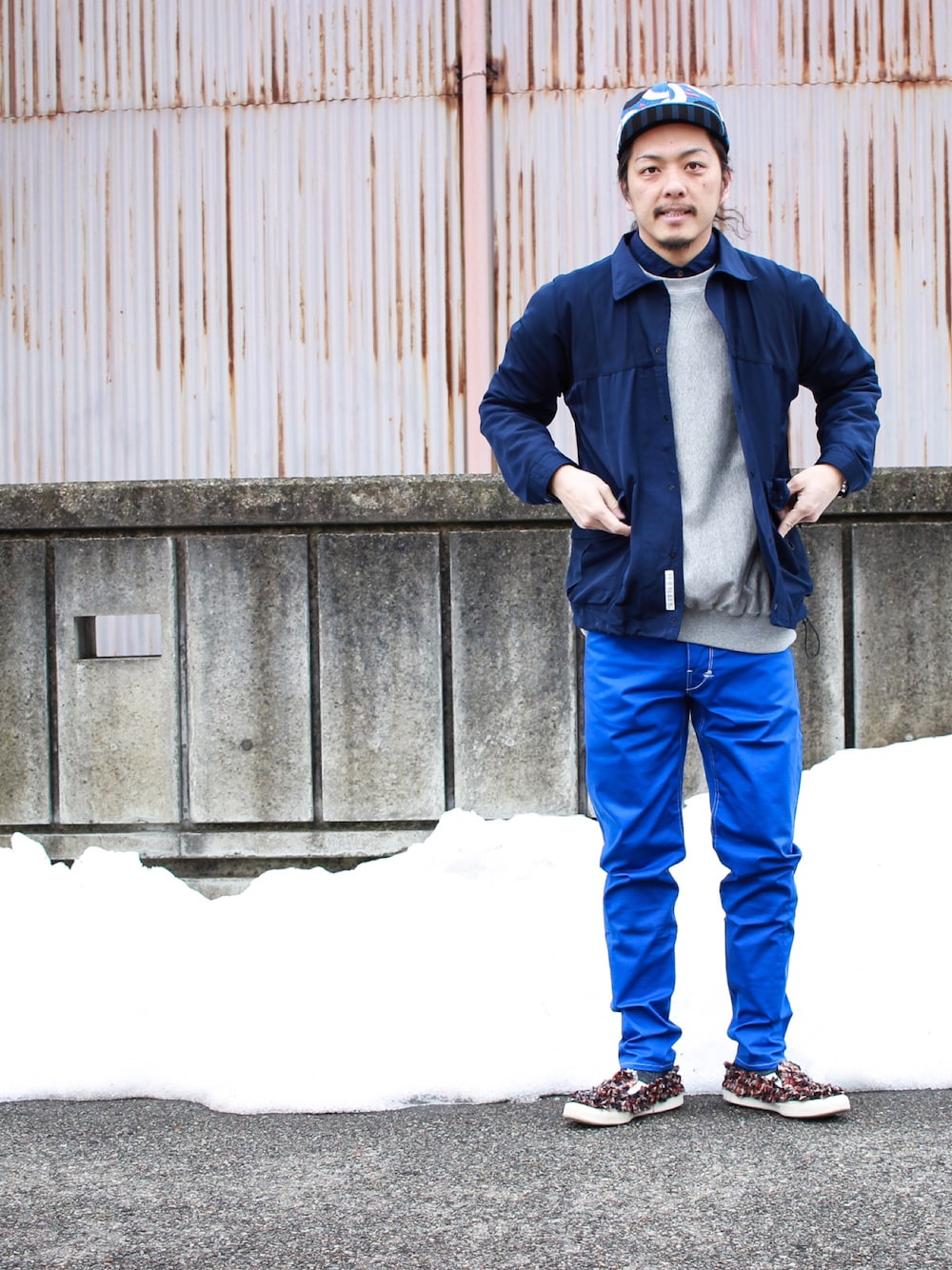 ブルー系のナイロンジャケット、ブルー系のその他パンツを着用したメンズの冬コーディネートの1枚目の写真