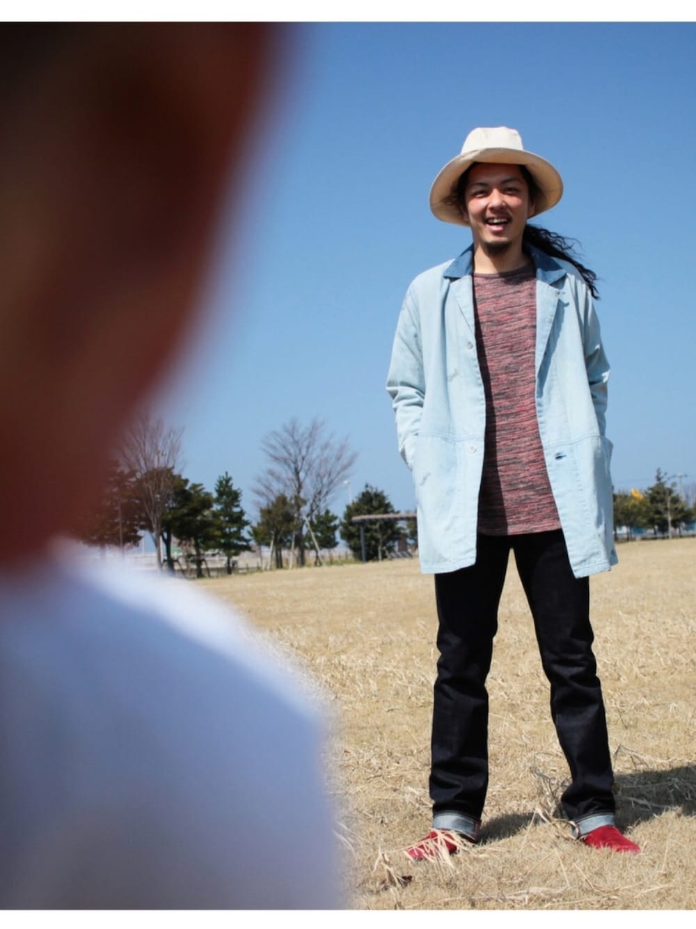 「コート、コートスタイル、デニム、デニムパンツ、ジーパン、コットンニット、ハット、公園、春コーデ、スリムパンツ」｜「VOOのアイテム（ジャケット/アウター、ブルー系）」を使った、マッシーさん（メンズ・174cm）の春コーディネートの1枚目の写真
