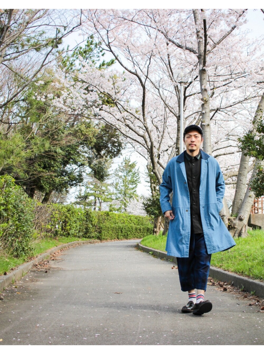 「スプリングコート、デニムコート、クロップドパンツ、チェックパンツ、シャツスタイル、光沢、桜、花見、キャップ、ラインソックス」｜「満開の桜のアイテム（その他、ピンク系）」を使った、マッシーさん（メンズ・174cm）の春コーディネートの1枚目の写真