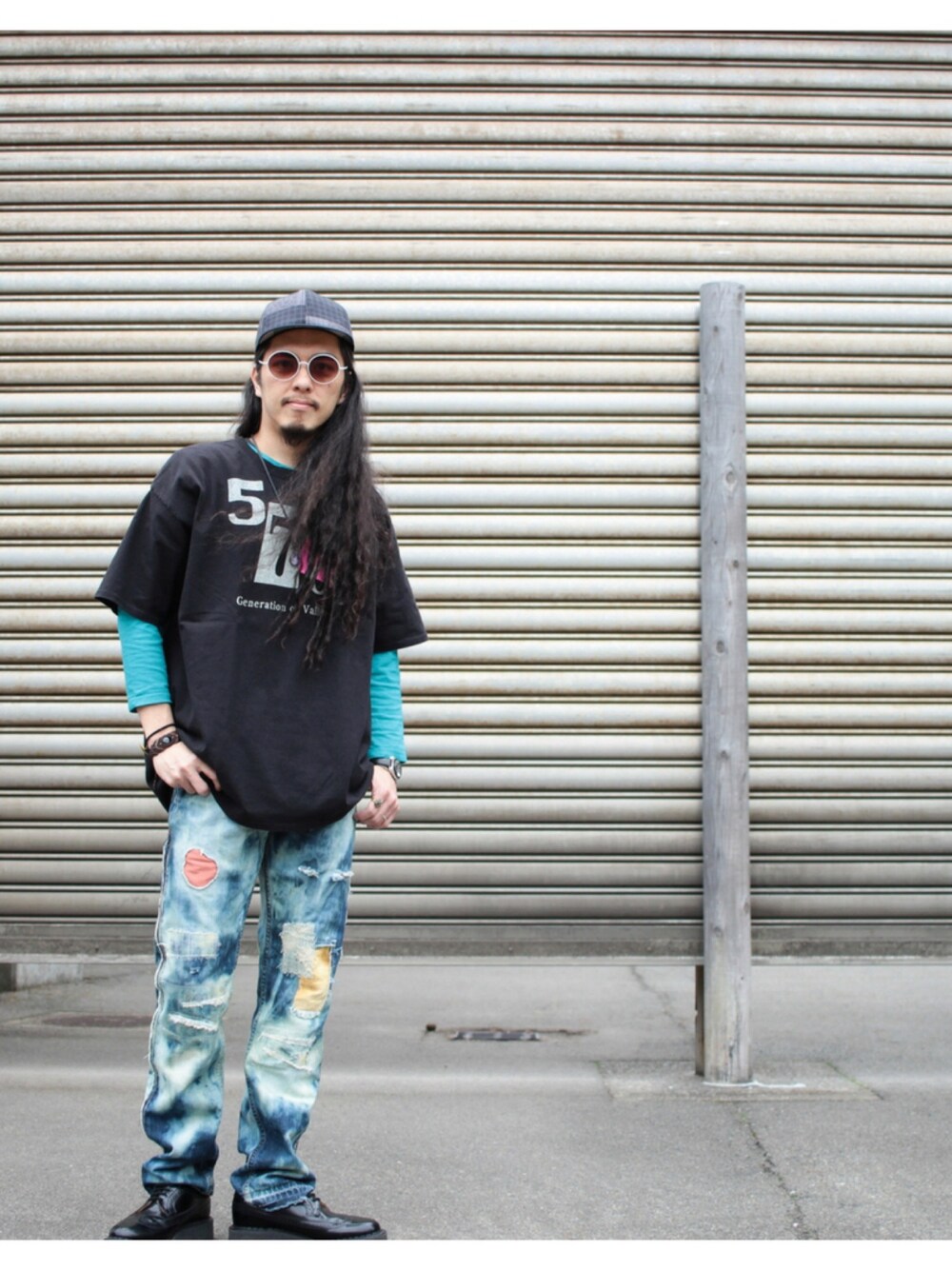 ブラック系のTシャツ/カットソー、ブルー系のTシャツ/カットソー、ブルー系のデニムパンツを着用したメンズの春コーディネートの1枚目の写真