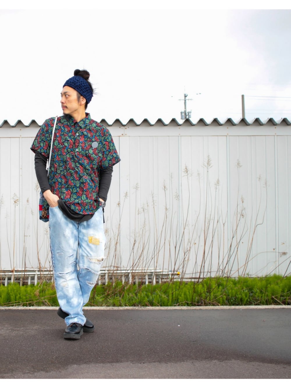 「アロハシャツ、重ね着、アンバランス、デニム、デニムパンツ、春コーデ、ジョージコックス、ダメージデニムパンツ、大人カジュアル、古着MIX」｜「VOOのアイテム（シャツ/ブラウス、グリーン系）」を使った、マッシーさん（メンズ・174cm）の春コーディネートの1枚目の写真