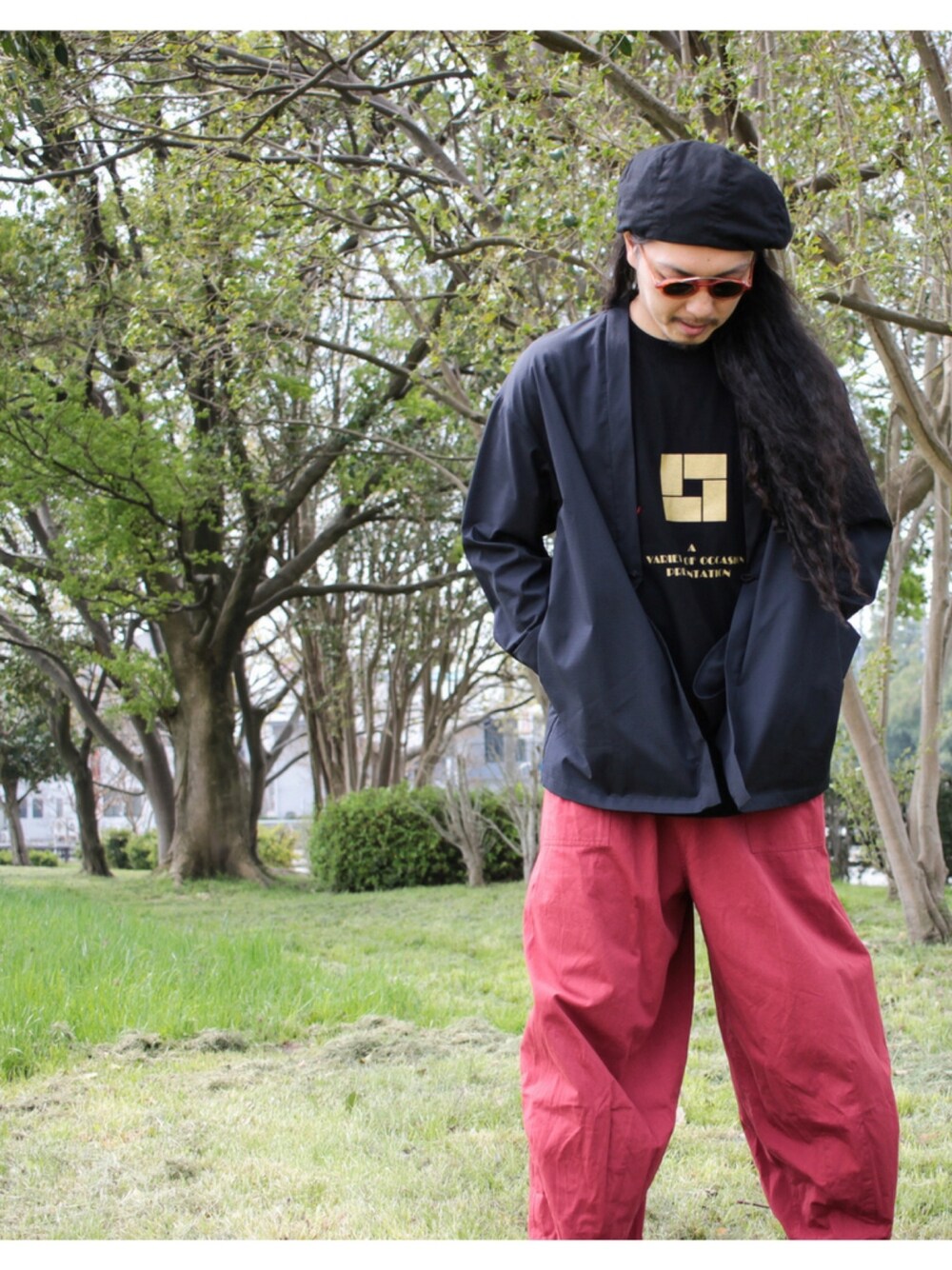 ブラック系のカーディガン/ボレロ、ブラック系のTシャツ/カットソー、レッド系のパンツを着用したメンズの春コーディネートの1枚目の写真