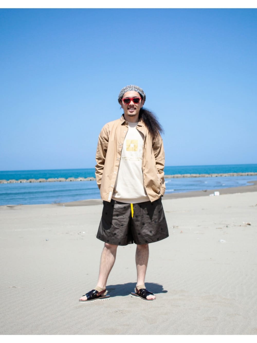「Tシャツ、ベージュ、ショーツ、初夏、ベレー帽、カジユアル、海、サンダル、晴れ」｜「VOOのアイテム（Tシャツ/カットソー、ベージュ系）」を使った、マッシーさん（メンズ・174cm）の春コーディネートの1枚目の写真