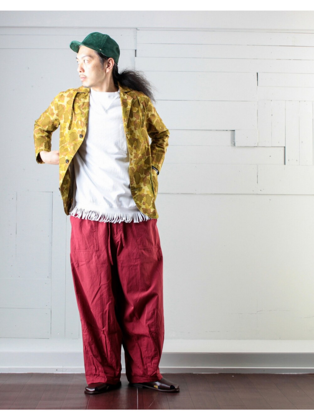グリーン系のテーラードジャケット、ホワイト系のTシャツ/カットソー、レッド系のパンツを着用したメンズの春コーディネートの1枚目の写真