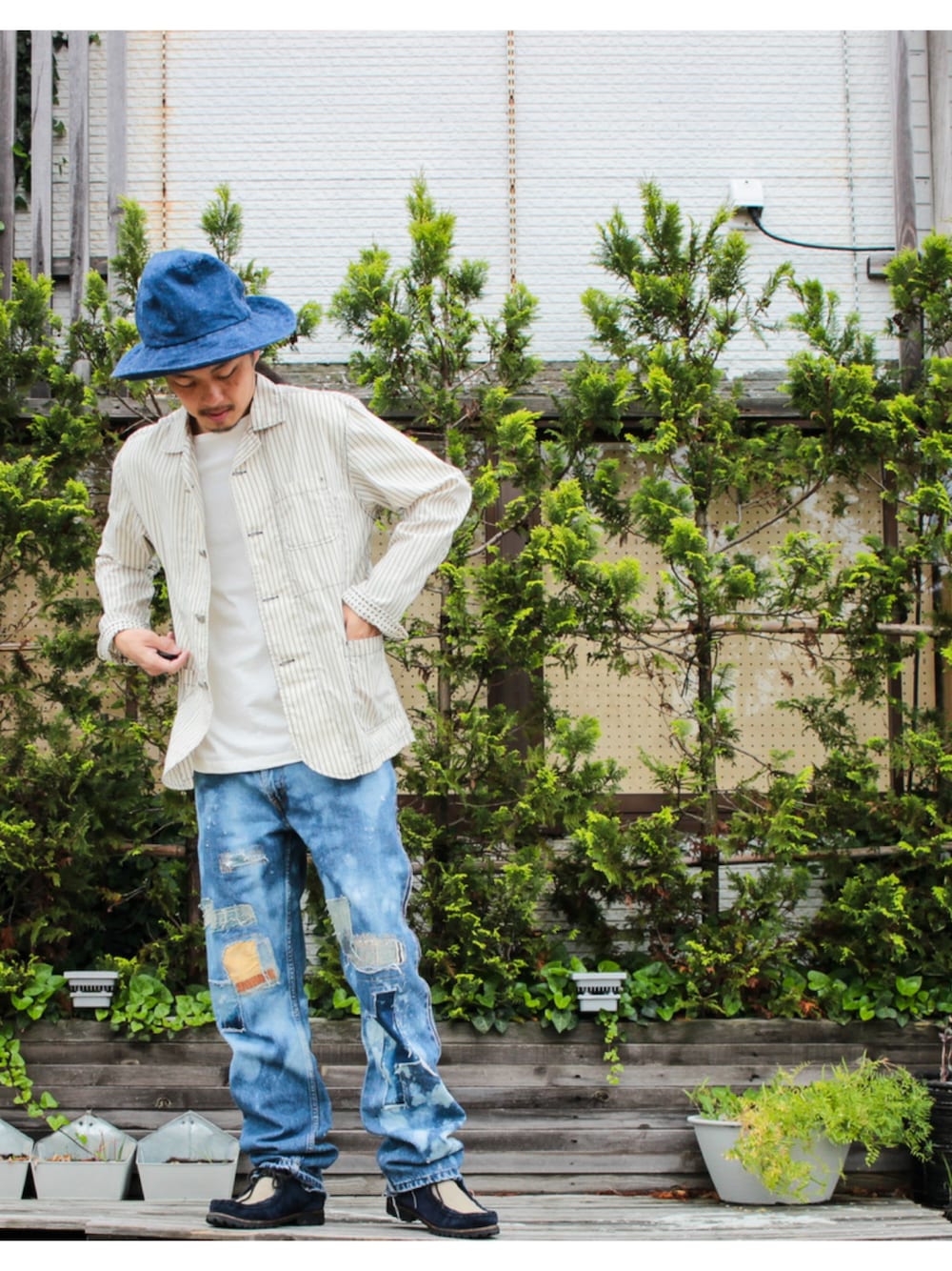 ホワイト系のジャケット/アウター、ホワイト系のTシャツ/カットソー、ブルー系のデニムパンツを着用したメンズの春コーディネートの1枚目の写真