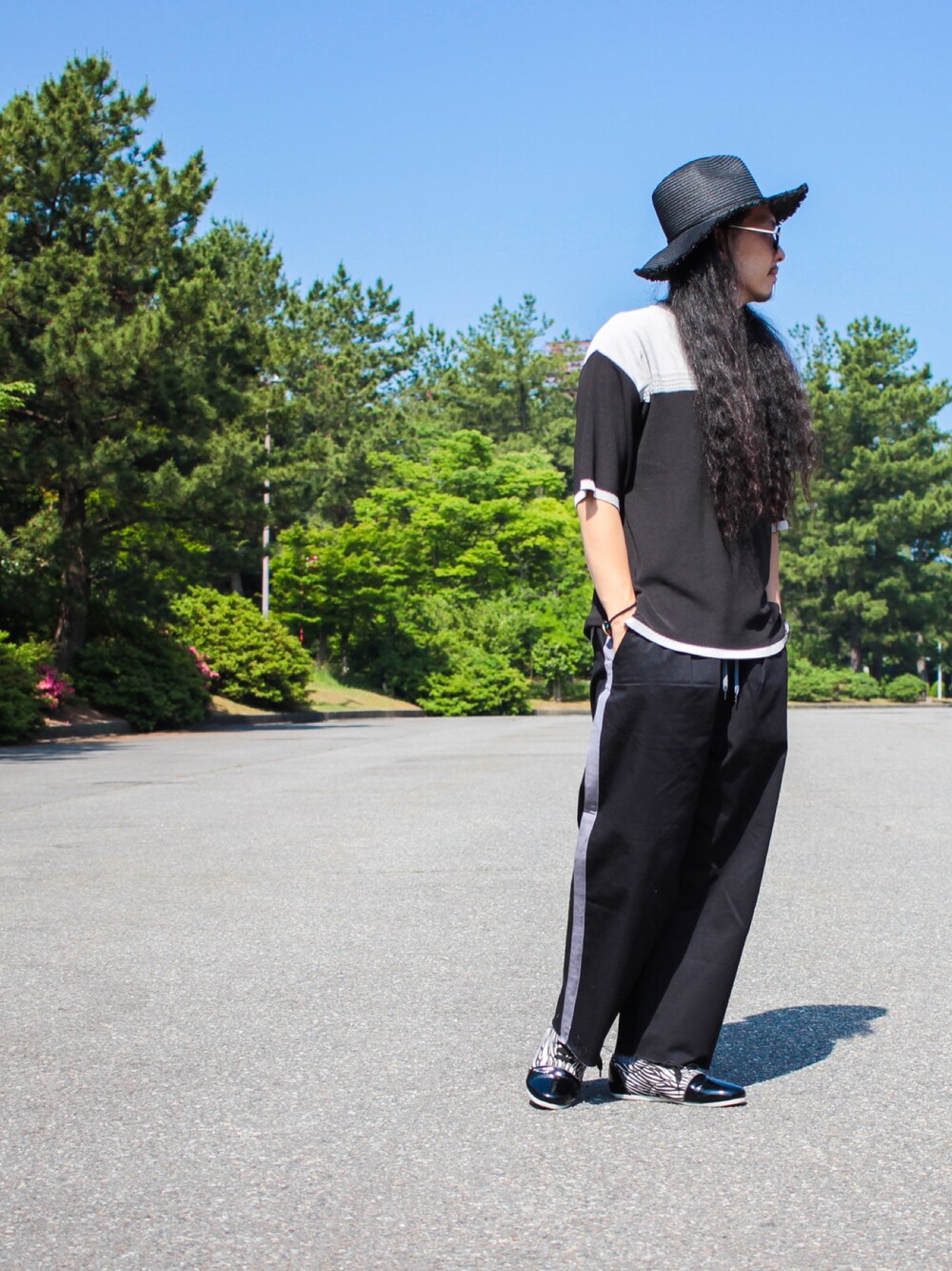 「黒、black、サマーニット、ハット、ラインパンツ、タックパンツ、夏コーデ、大人カジュアル、サングラス、セットアップ風」｜「Kelenのアイテム（ニット/セーター、ブラック系）」を使った、マッシーさん（メンズ・174cm）の夏コーディネートの1枚目の写真