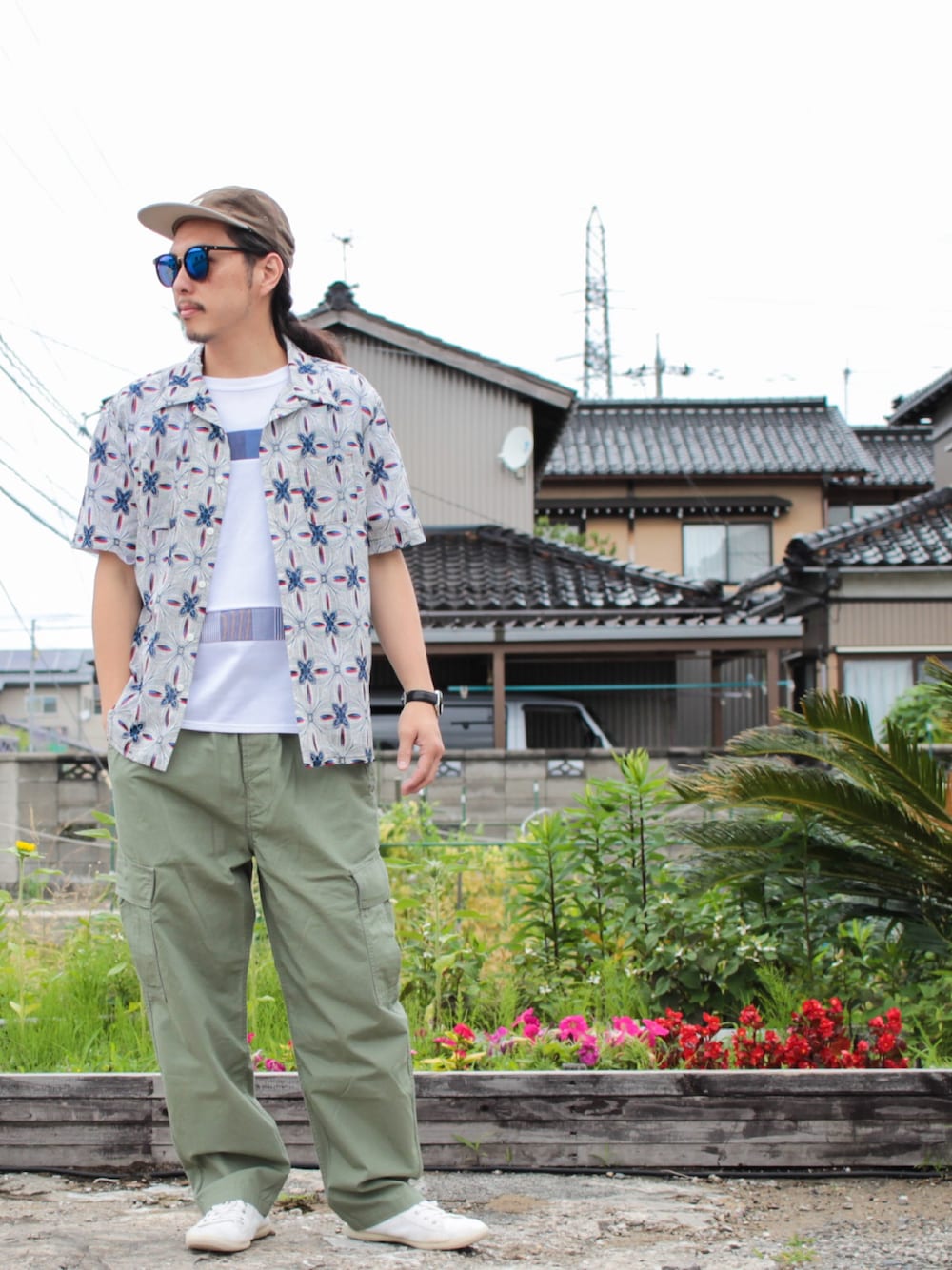 ホワイト系のシャツ/ブラウス、ホワイト系のTシャツ/カットソー、グリーン系のカーゴパンツを着用したメンズの夏コーディネートの1枚目の写真