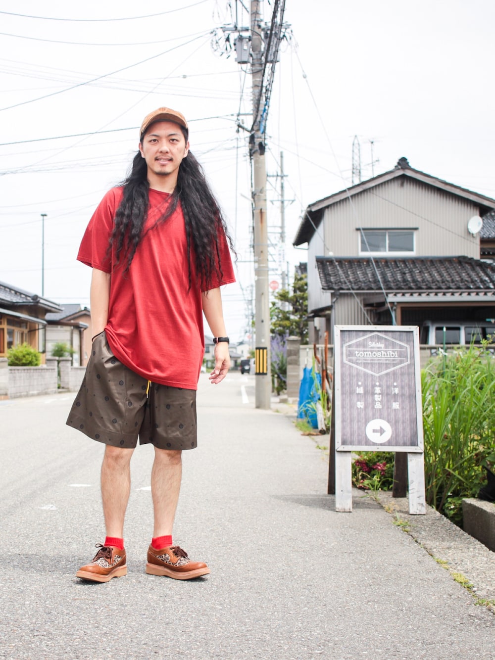 レッド系のTシャツ/カットソー、グリーン系のパンツ、レッド系のTシャツ/カットソーを着用したメンズの夏コーディネートの1枚目の写真