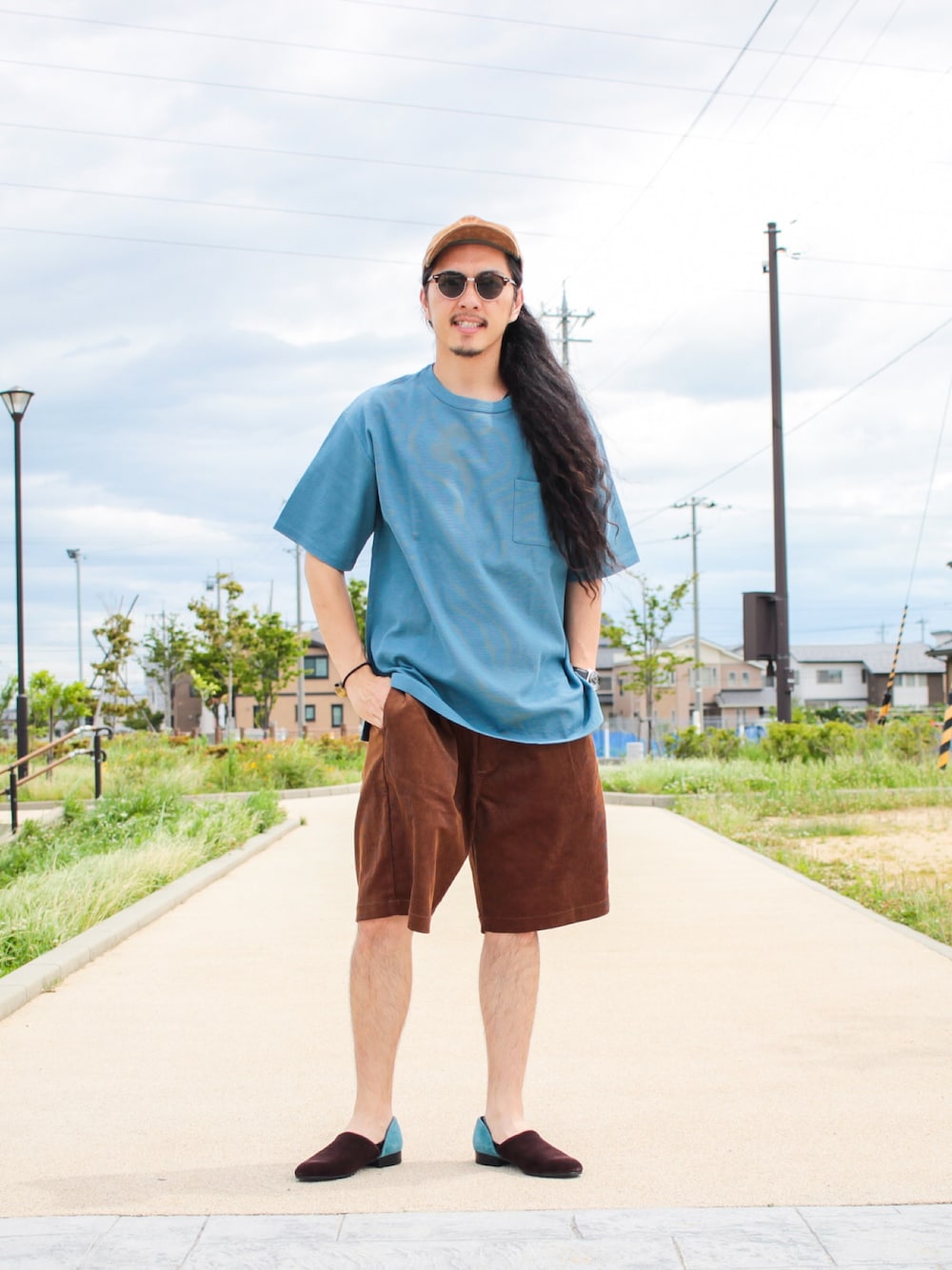 ブルー系のTシャツ/カットソー、ブラウン系のパンツ、ブラウン系のその他シューズを着用したメンズの夏コーディネートの1枚目の写真