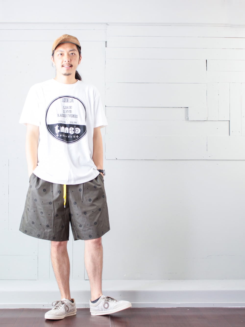 「夏コーデ、Tシャツ、ハーフパンツ、キャップ、スニーカー、ストリート、大人カジュアル、カジユアル、ロン毛」｜「tmsb RECORDSのアイテム（Tシャツ/カットソー、ホワイト系）」を使った、マッシーさん（メンズ・174cm）の夏コーディネートの1枚目の写真