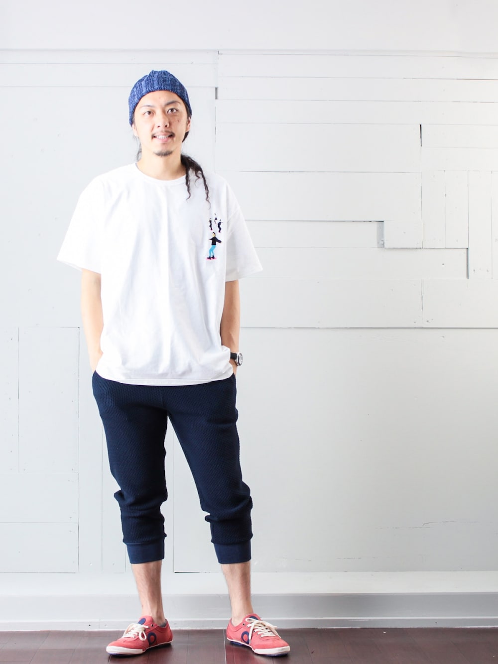 「リラックススタイル、Tシャツ、ニットパンツ、スニーカー、メッシュスニーカー、ニット帽、ラフ、夏コーデ、カジュアル、大人カジュアル」｜「Kelenのアイテム（Tシャツ/カットソー、ホワイト系）」を使った、マッシーさん（メンズ・174cm）の夏コーディネートの1枚目の写真