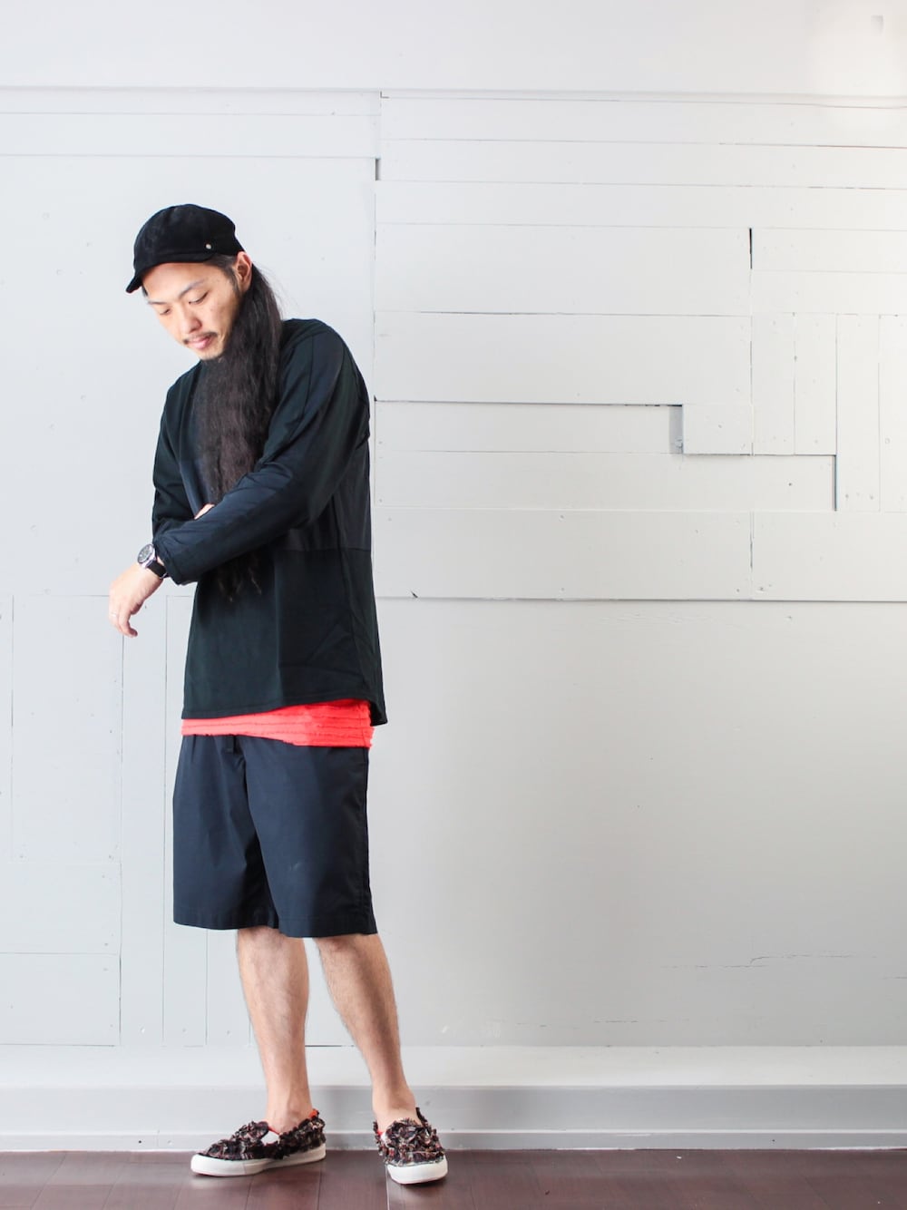 ブラック系のTシャツ/カットソー、ブラック系のパンツ、その他のスニーカーを着用したメンズの夏コーディネートの1枚目の写真