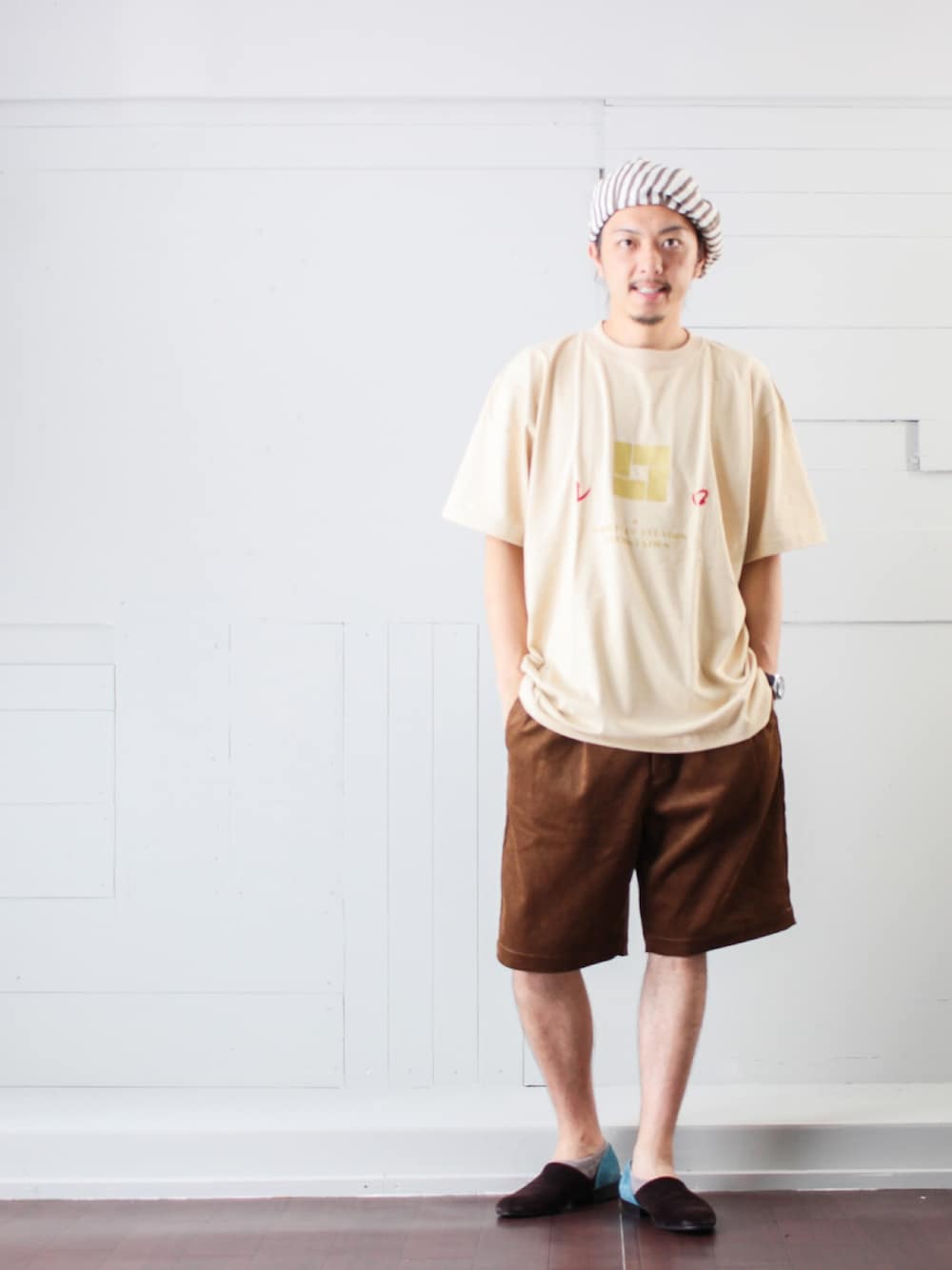 ベージュ系のTシャツ/カットソー、ブラウン系のパンツ、ブラウン系のその他シューズを着用したメンズの夏コーディネートの1枚目の写真