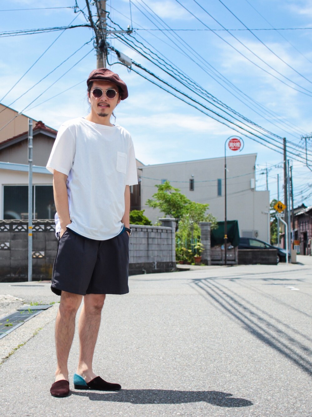 ホワイト系のTシャツ/カットソー、ブルー系のタンクトップ、グレー系のスラックスを着用したメンズの夏コーディネートの1枚目の写真