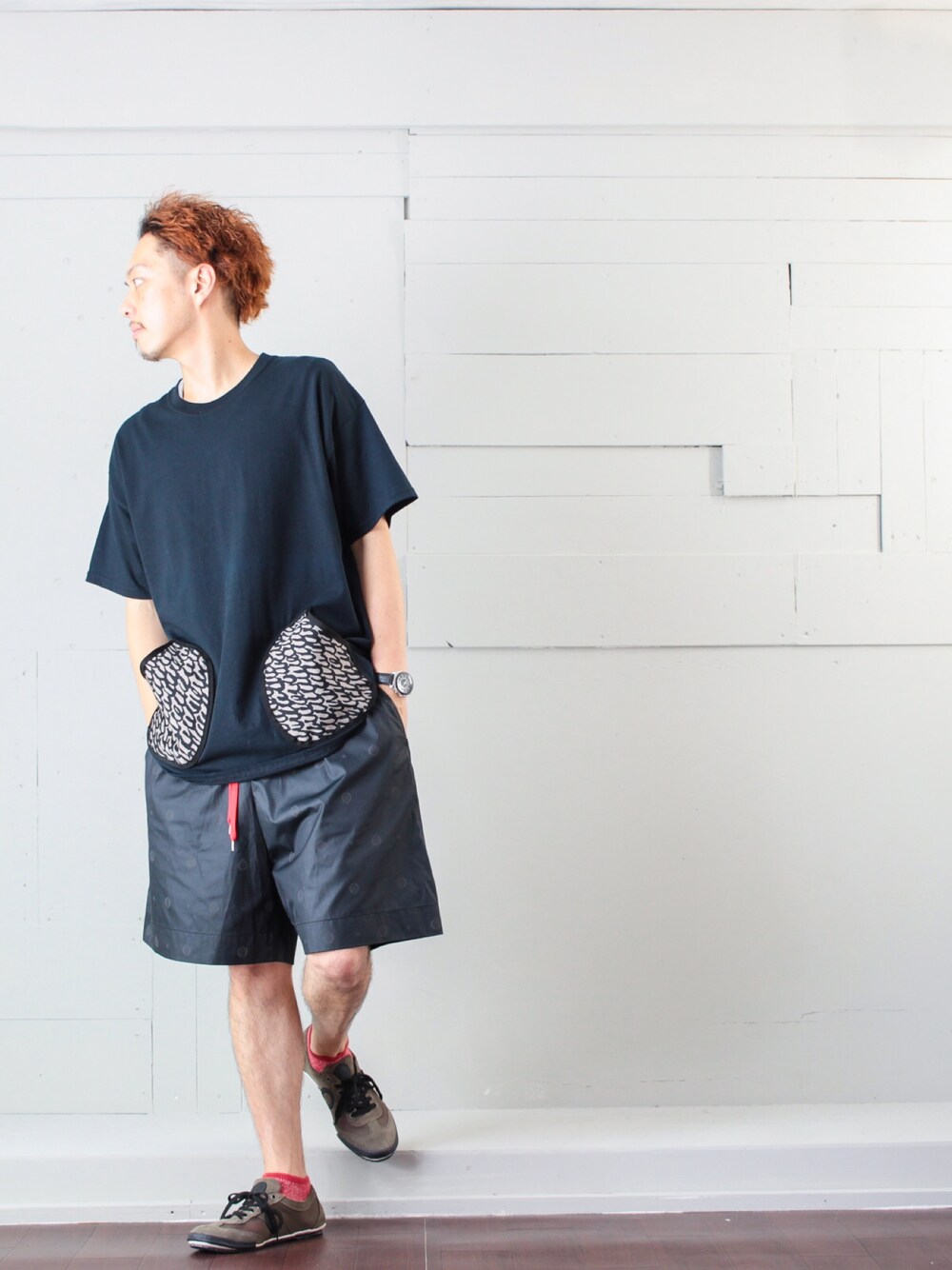 「Tシャツ、ポケットＴシャツ、ショートパンツ、小紋柄、スニーカー、メッシュスニーカー、黒、カジュアル、オーバーサイズ、夏コーデ」｜「tomoshibiのアイテム（Tシャツ/カットソー、ブラック系）」を使った、マッシーさん（メンズ・174cm）の夏コーディネートの1枚目の写真