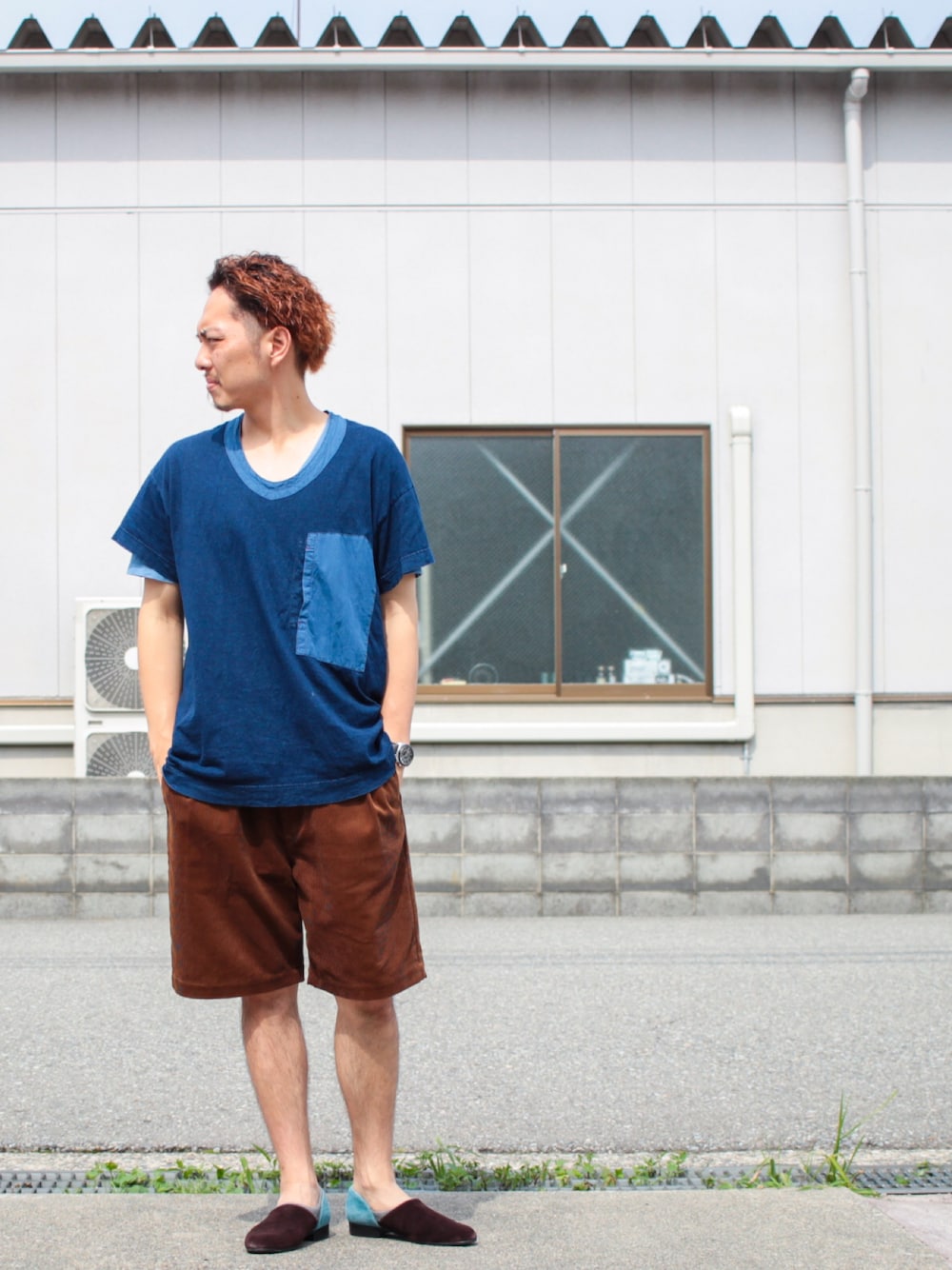 ブルー系のTシャツ/カットソー、ブラウン系のパンツ、ブラウン系のその他シューズを着用したメンズの夏コーディネートの1枚目の写真