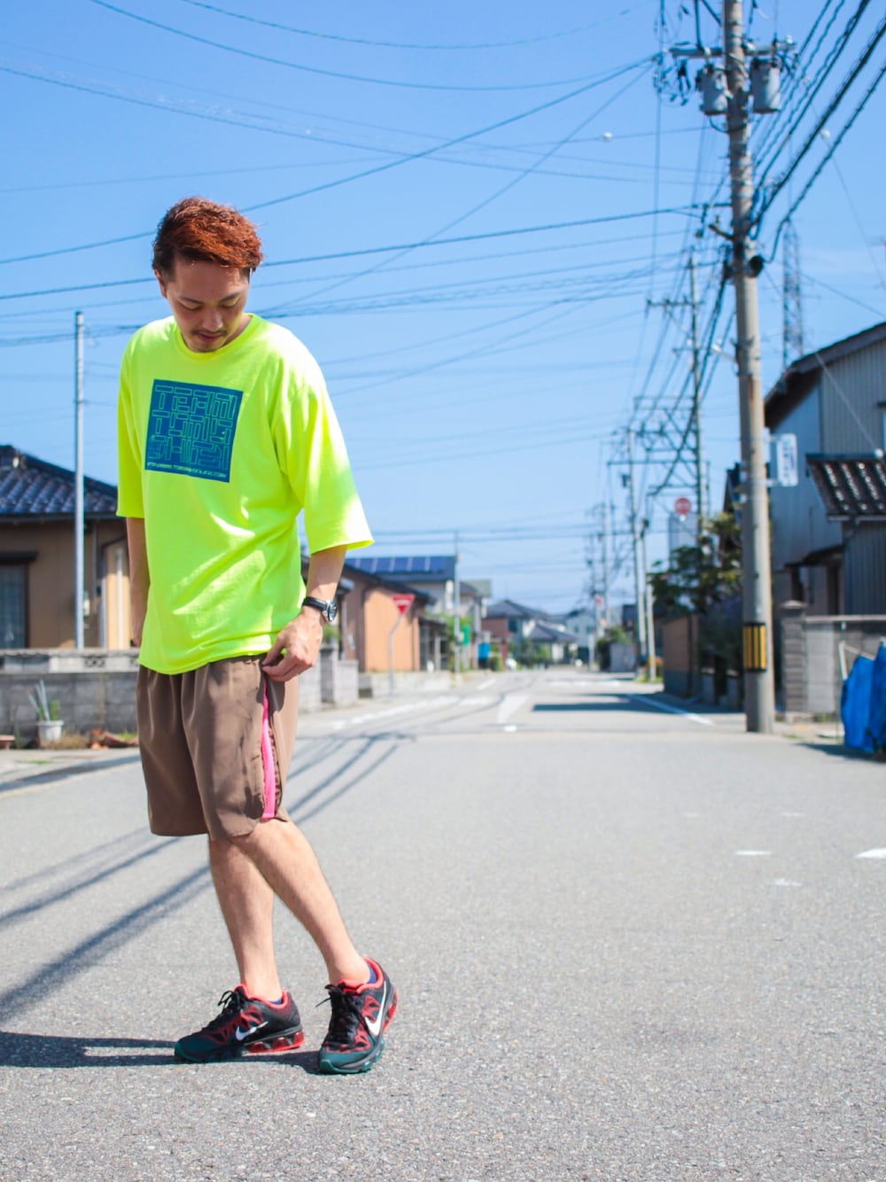 イエロー系のTシャツ/カットソー、ベージュ系のパンツ、その他のスニーカーを着用したメンズの夏コーディネートの1枚目の写真