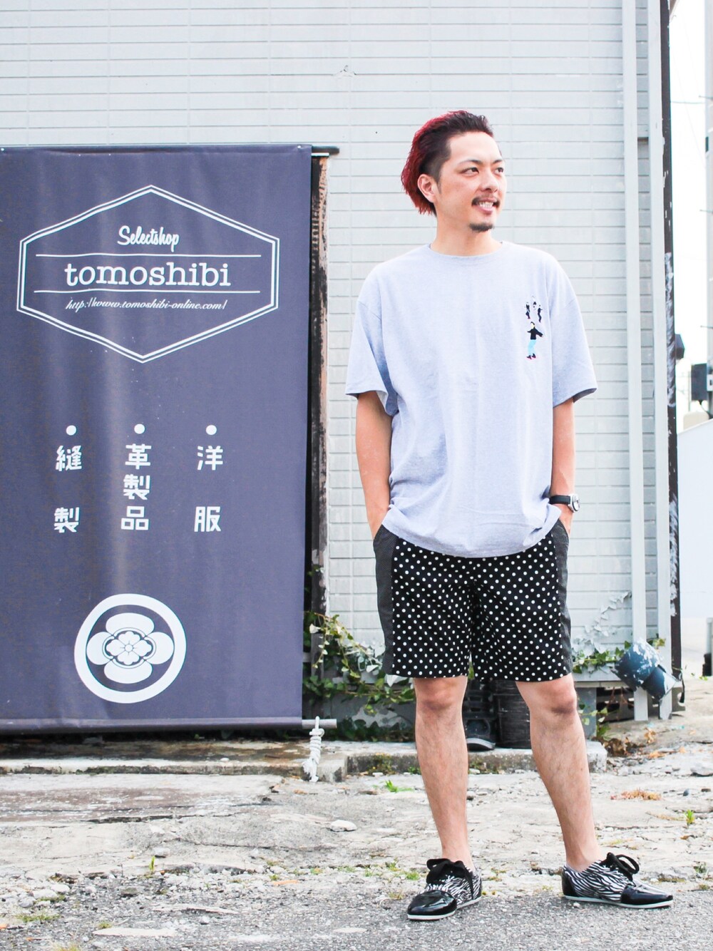 グレー系のTシャツ/カットソー、ブラック系のパンツ、ホワイト系のスニーカーを着用したメンズの夏コーディネートの1枚目の写真