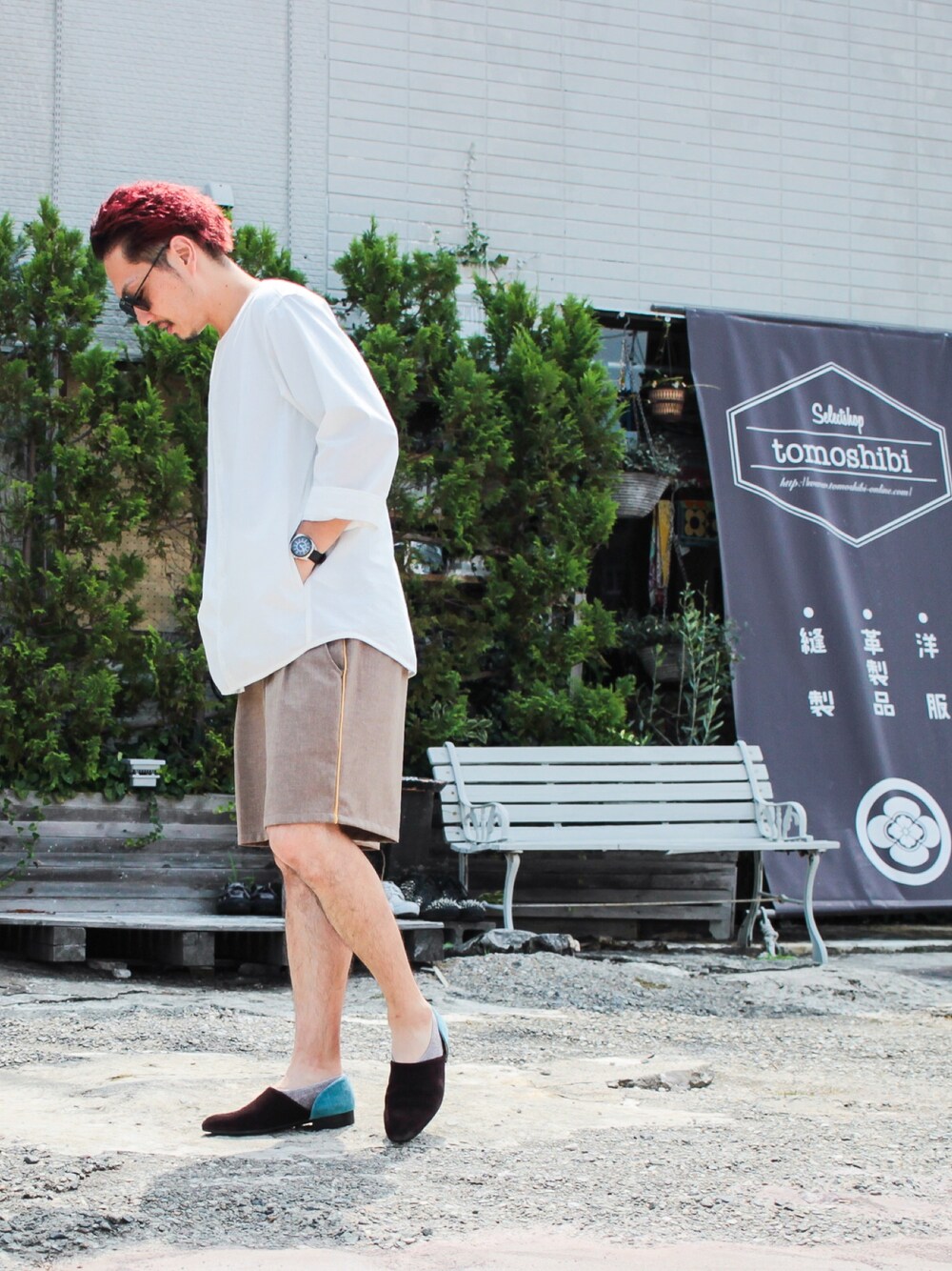 ホワイト系のシャツ/ブラウス、ベージュ系のスラックス、ブラウン系のその他シューズを着用したメンズの夏コーディネートの1枚目の写真