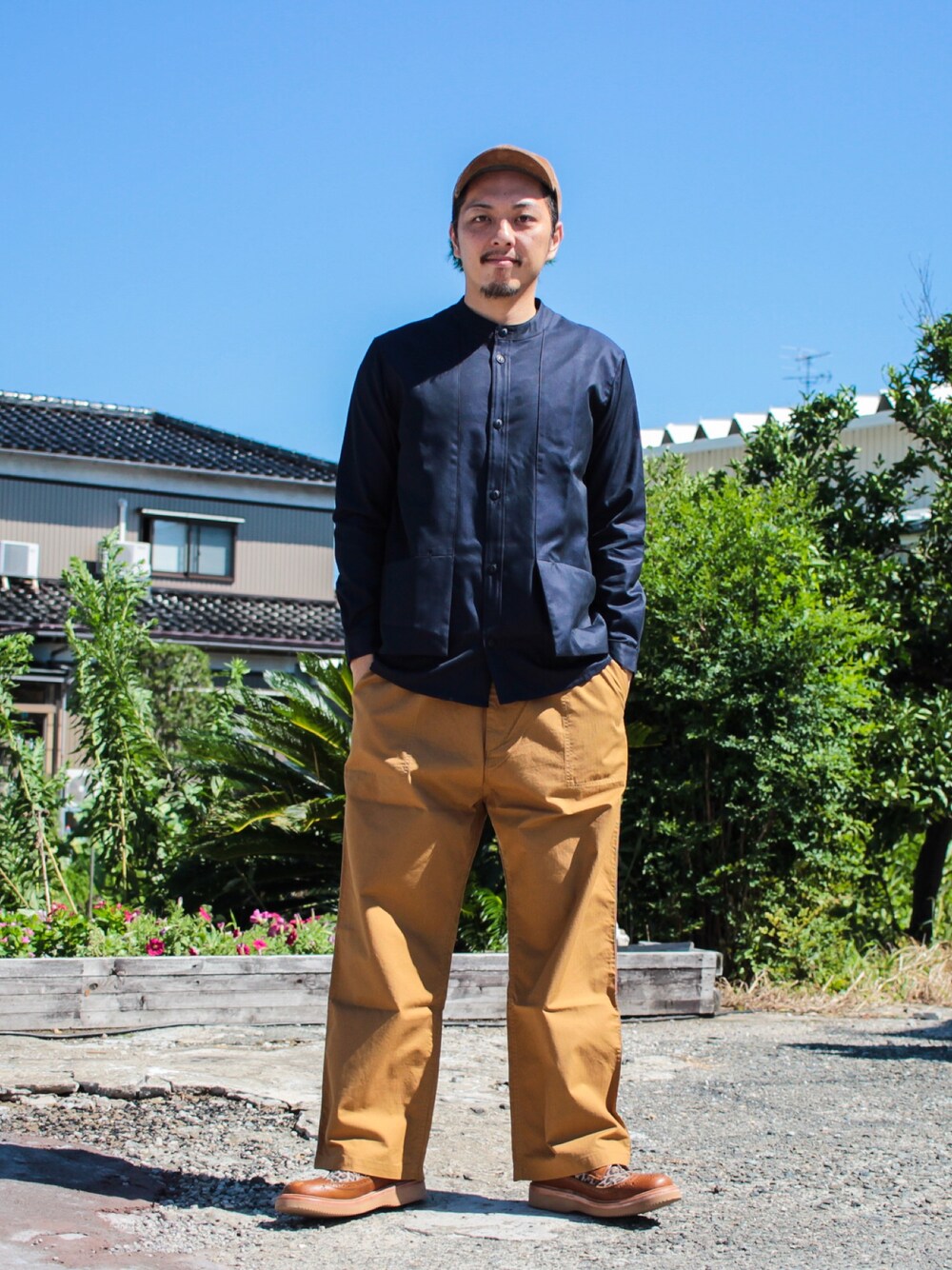 「秋服準備はじめました、シンプル、秋コーデ、カジュアルコーデ、バンドカラー、太めのパンツ、レオパード、キャップ、大人カジュアル」｜「masterkeyのアイテム（シャツ/ブラウス、ブルー系）」を使った、マッシーさん（メンズ・174cm）の秋コーディネートの1枚目の写真