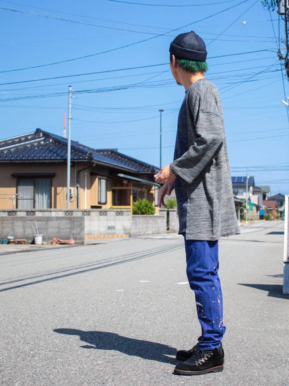 「秋服準備はじめました、ワントーンコーデ、スキニー、スキニーパンツ、青、ネイビー、ロールキャップ、ビッグシルエット、秋のコーデ、秋コーデ」｜「VOOのアイテム（Tシャツ/カットソー、ブルー系）」を使った、マッシーさん（メンズ・174cm）の秋コーディネートの1枚目の写真