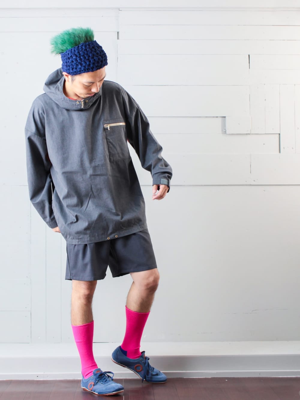「秋服準備はじめました、ヘアバンド、プルオーバー、セットアップ風、差し色、ソックス、スニーカー、グレー、緑髪、カジュアル」｜「VOOのアイテム（パーカー、グレー系）」を使った、マッシーさん（メンズ・174cm）の秋コーディネートの1枚目の写真