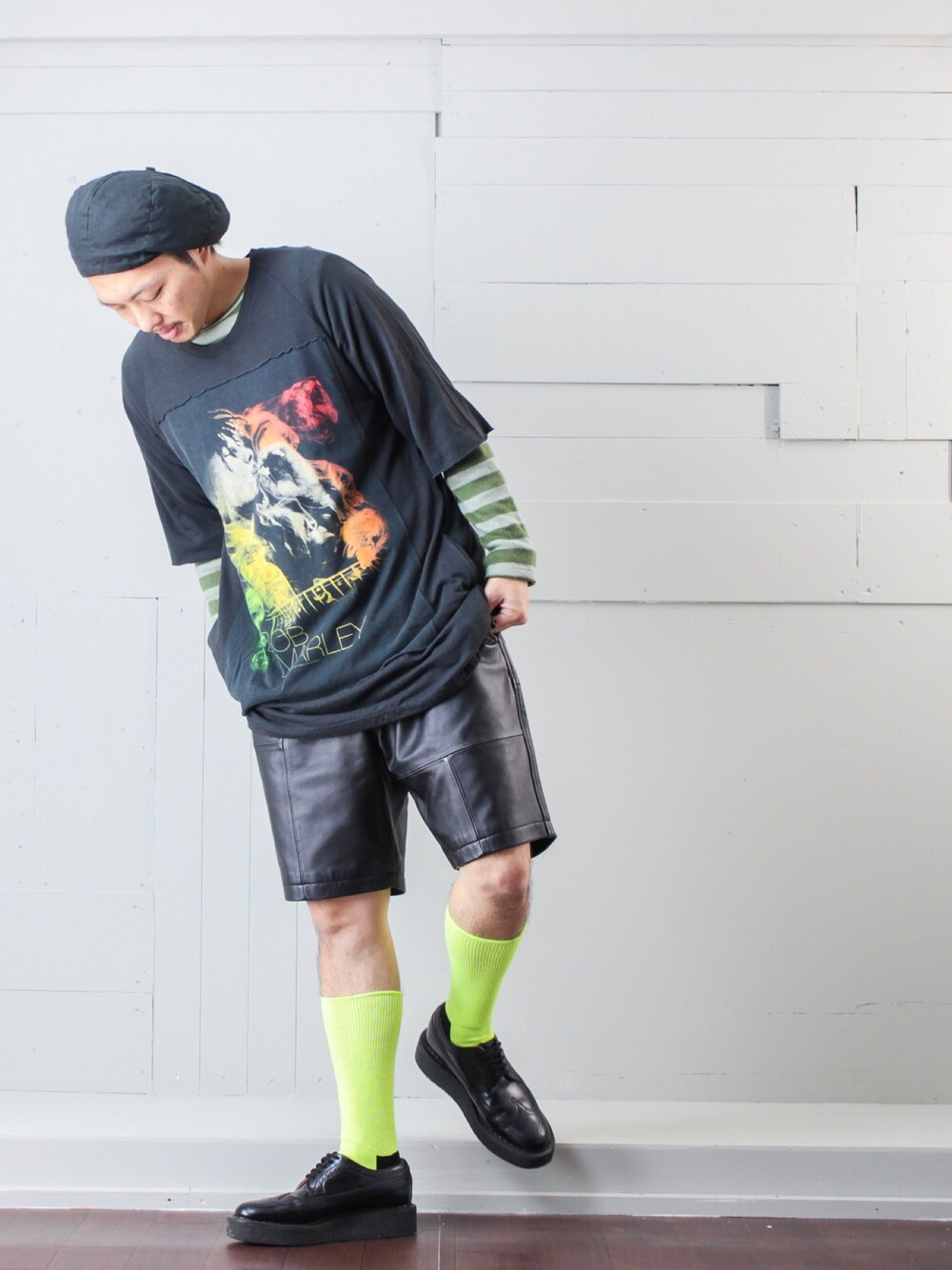 「秋服準備はじめました、重ね着、古着、古着MIX、ボーダー、レザーショーツ、ベレー帽、ネオンカラー、ラバーソール、カジュアル」｜「RYUのアイテム（Tシャツ/カットソー、ブラック系）」を使った、マッシーさん（メンズ・174cm）の秋コーディネートの1枚目の写真