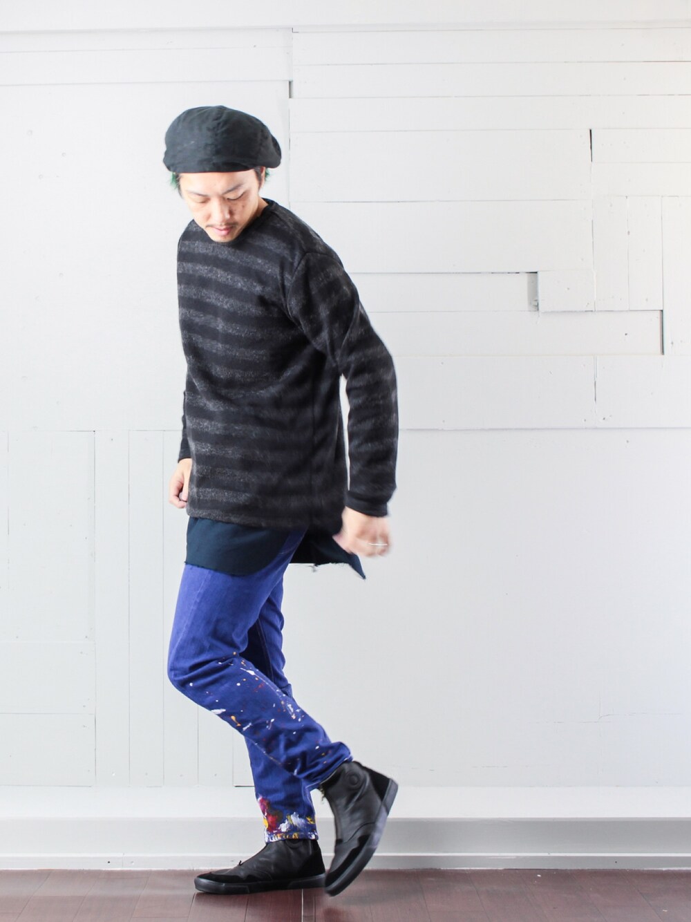 「秋コーデ、ニット、ボーダー、ボーダーニット、スキニー、スキニーパンツ、スニーカー、レザースニーカー、ペンキ加工、ベレー帽」｜「chloroのアイテム（ニット/セーター、ブラック系）」を使った、マッシーさん（メンズ・174cm）の秋コーディネートの1枚目の写真