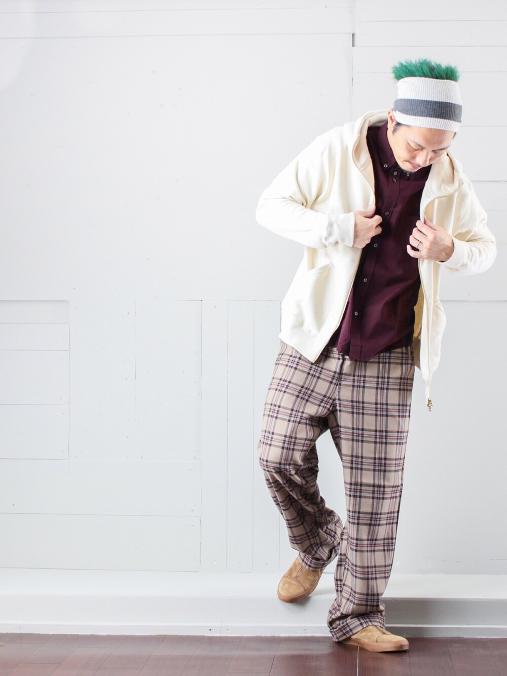 「パーカー、シャツスタイル、シャツ、バーバリーチェック、チェック、チェックパンツ、スエード、スエードシューズ、ヘアバンド、秋のコーデ」｜「kelen meのアイテム（パーカー、ホワイト系）」を使った、マッシーさん（メンズ・174cm）の秋コーディネートの1枚目の写真