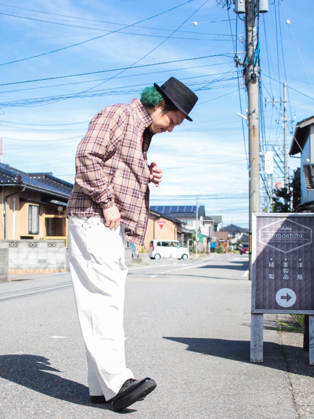 ベージュ系のジャケット/アウター、レッド系のTシャツ/カットソー、ホワイト系のデニムパンツを着用したメンズの秋コーディネートの1枚目の写真