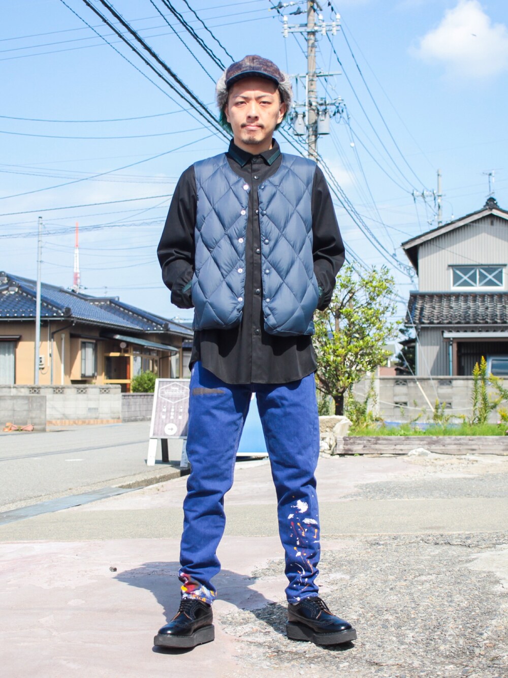 「秋服、ダウンベスト、ベスト、シャツスタイル、スリムパンツ、秋のコーデ、カジュアル、ラバーソール、ボンバーキャップ、スッキリ」｜「masterkeyのアイテム（キャップ、ブルー系）」を使った、マッシーさん（メンズ・174cm）の秋コーディネートの1枚目の写真