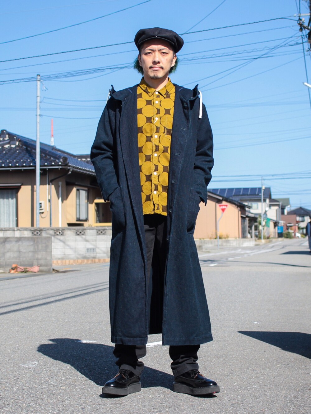 「刺し子、ロングコート、インディゴ、ドット、コーデュロイ、コーデュロイシャツ、黒パンツ、ラバーソール、キャスケット、大人カジュアル」｜「傳 tutaeeのアイテム（ジャケット/アウター、ブルー系）」を使った、マッシーさん（メンズ・174cm）の秋コーディネートの1枚目の写真
