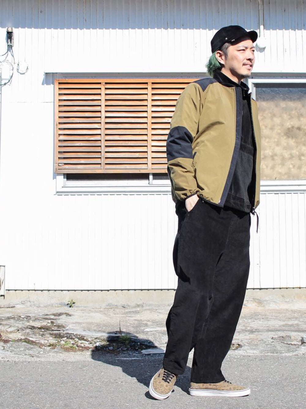 「ストリート服が好き、秋コーデ、冬コーデ、スタンドカラー、ノーカラージャケット、ノーカラー、セットアップ風、コーデュロイ、バンズ、VANS」｜「Kelenのアイテム（ノーカラージャケット、ゴールド系）」を使った、マッシーさん（メンズ・174cm）の秋コーディネートの1枚目の写真