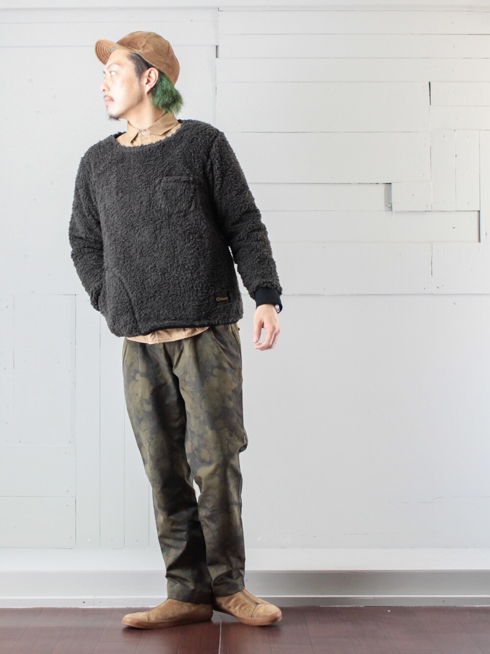 「ストリート服が好き、シープボア、ボア、シャツ、カモフラ、カモフラパンツ、スエードシューズ、キャップ、冬コーデ、秋のコーデ」｜「chloroのアイテム（Tシャツ/カットソー、グレー系）」を使った、マッシーさん（メンズ・174cm）の秋コーディネートの1枚目の写真