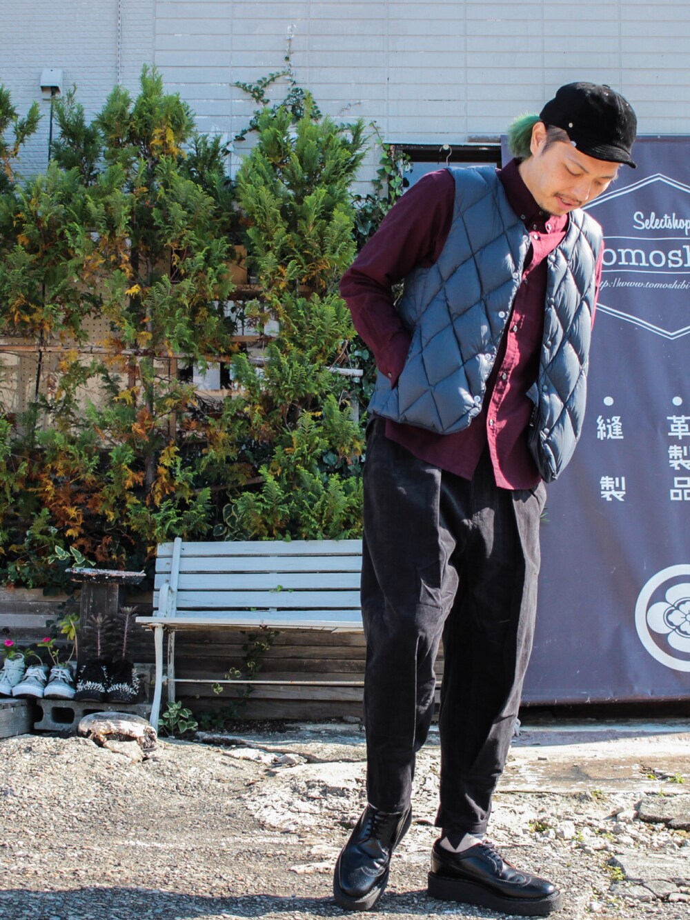 「ストリート服が好き、ダウン、ダウンベスト、コーデュロイパンツ、シャツスタイル、秋のコーデ、秋コーデ、冬コーデ、冬のコーデ、大人カジュアル」｜「THE LOFT LABOのアイテム（ダウンベスト、ブルー系）」を使った、マッシーさん（メンズ・174cm）の秋コーディネートの1枚目の写真