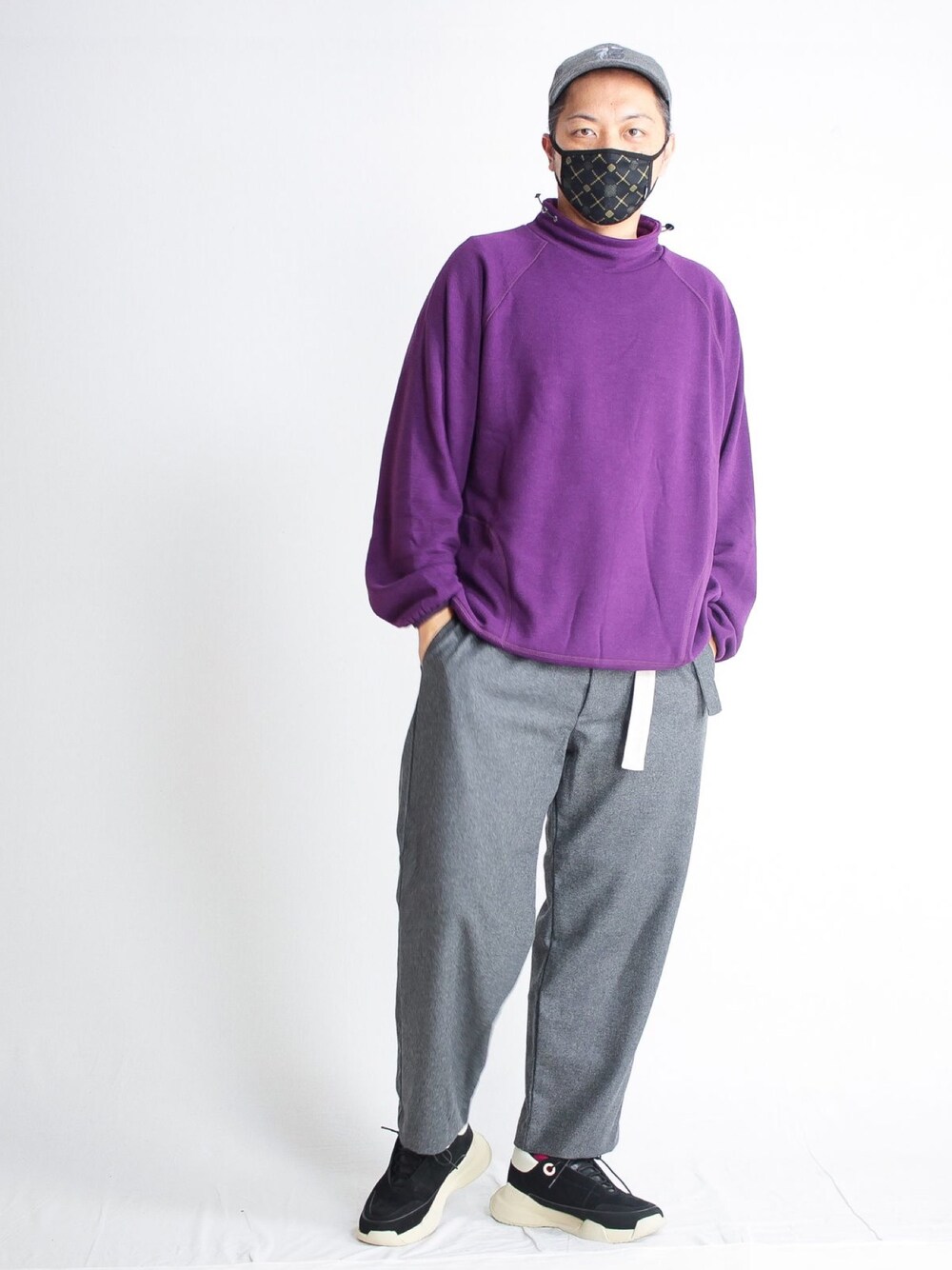 「秋のコーデ、スニーカーコーデ、カジュアル、モックネック、パープル、ウールパンツ、刺繍キャップ、レザースニーカー、マスクコーデ、tomoshibi」｜「Kelenのアイテム（ニット/セーター、パープル系）」を使った、マッシーさん（メンズ・174cm）の秋コーディネートの1枚目の写真